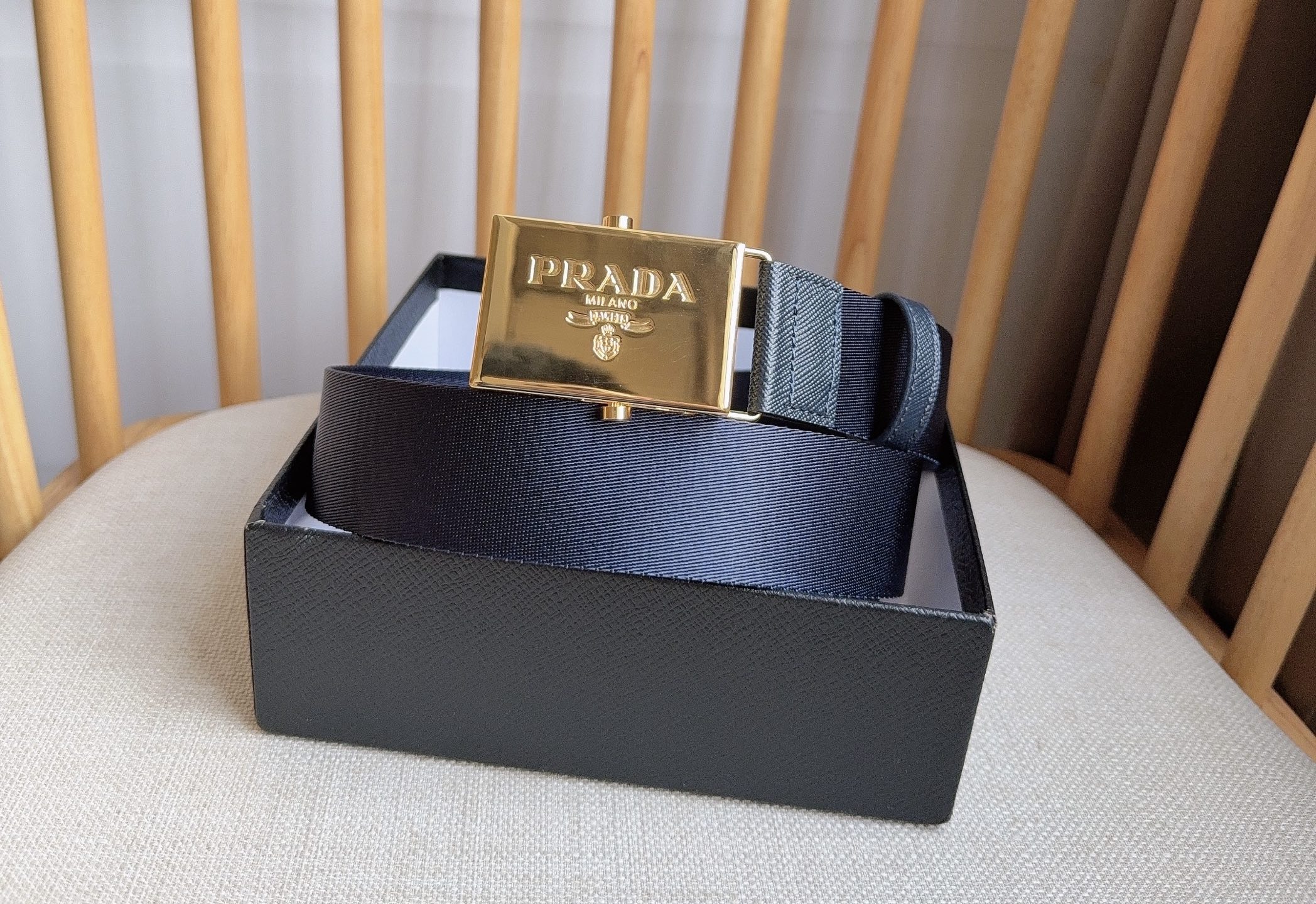 PRADA (普拉达) 专柜最新款 这款棉质织带腰带具有多功能运动风格 饰以Saffiano皮革细节  