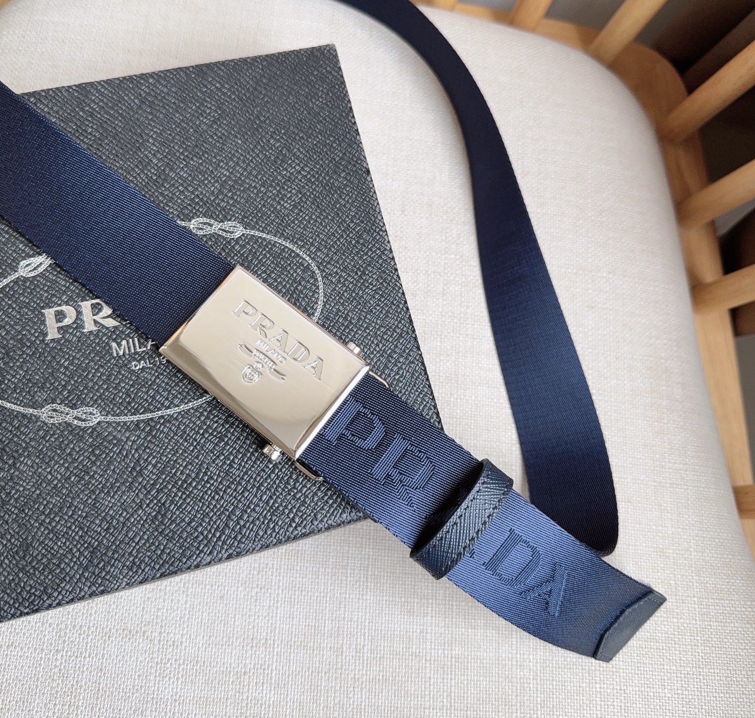 PRADA (普拉达) 专柜最新款 这款棉质织带腰带具有多功能运动风格 饰以Saffiano皮革细节  