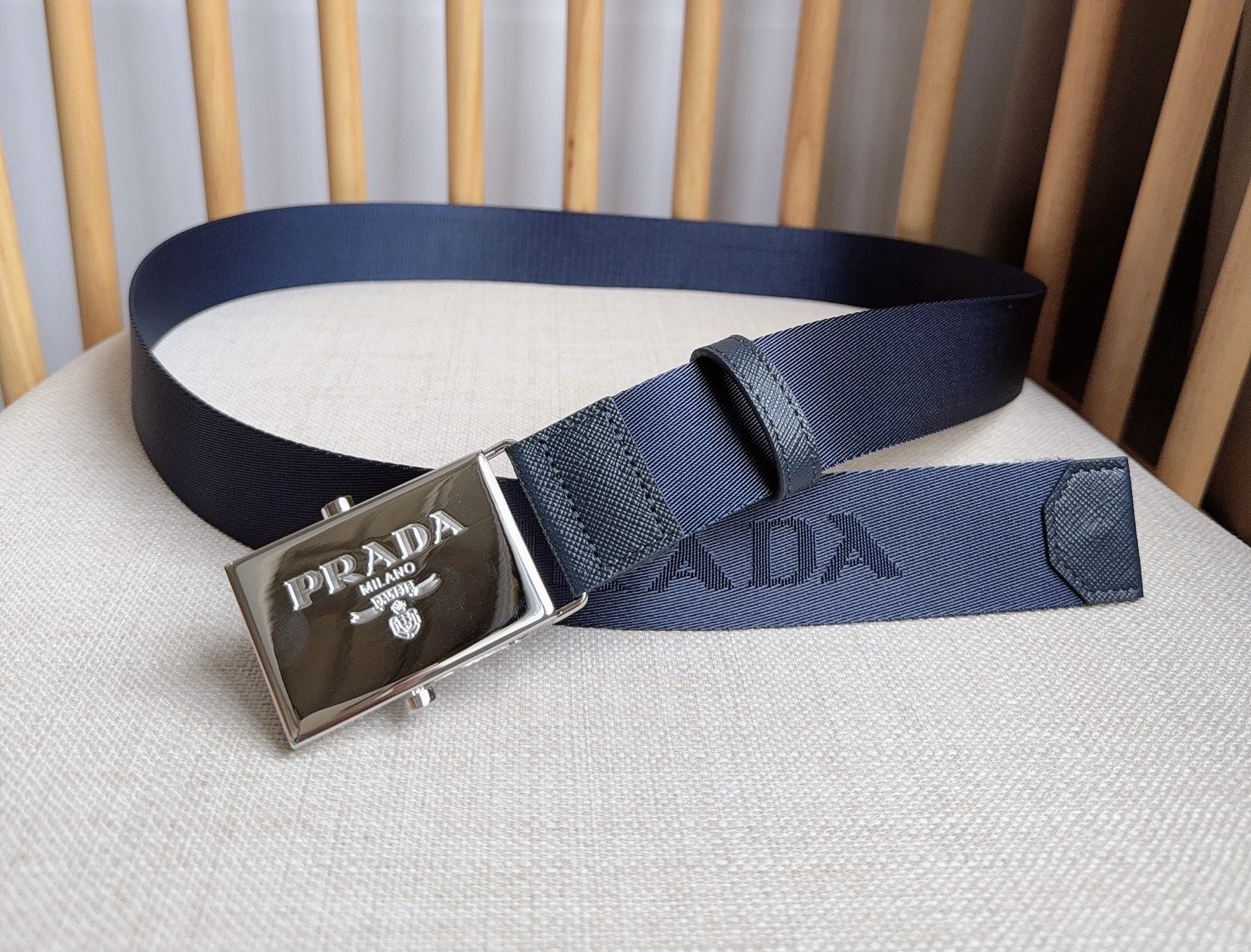 PRADA (普拉达) 专柜最新款 这款棉质织带腰带具有多功能运动风格 饰以Saffiano皮革细节  