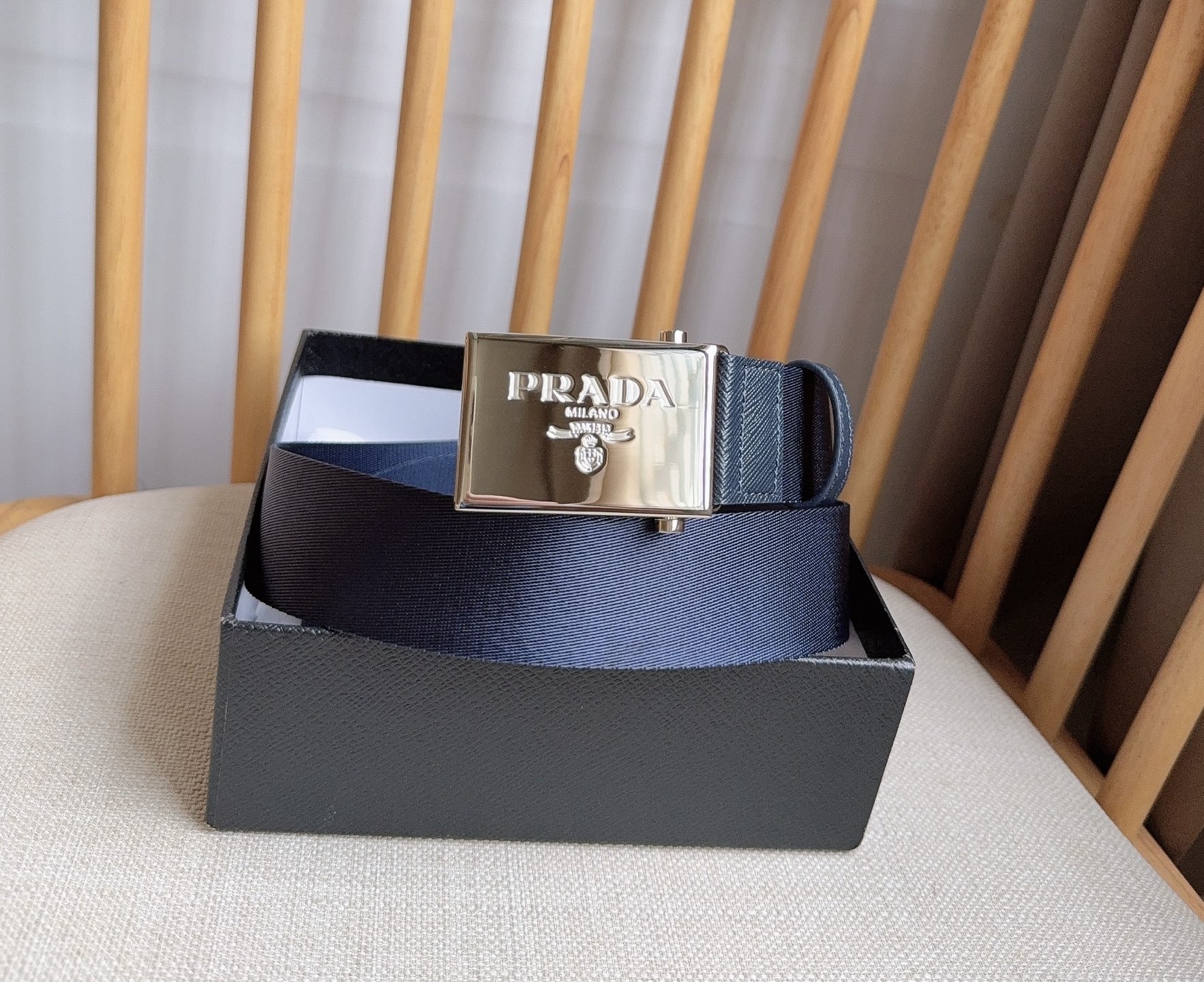 PRADA (普拉达) 专柜最新款 这款棉质织带腰带具有多功能运动风格 饰以Saffiano皮革细节  
