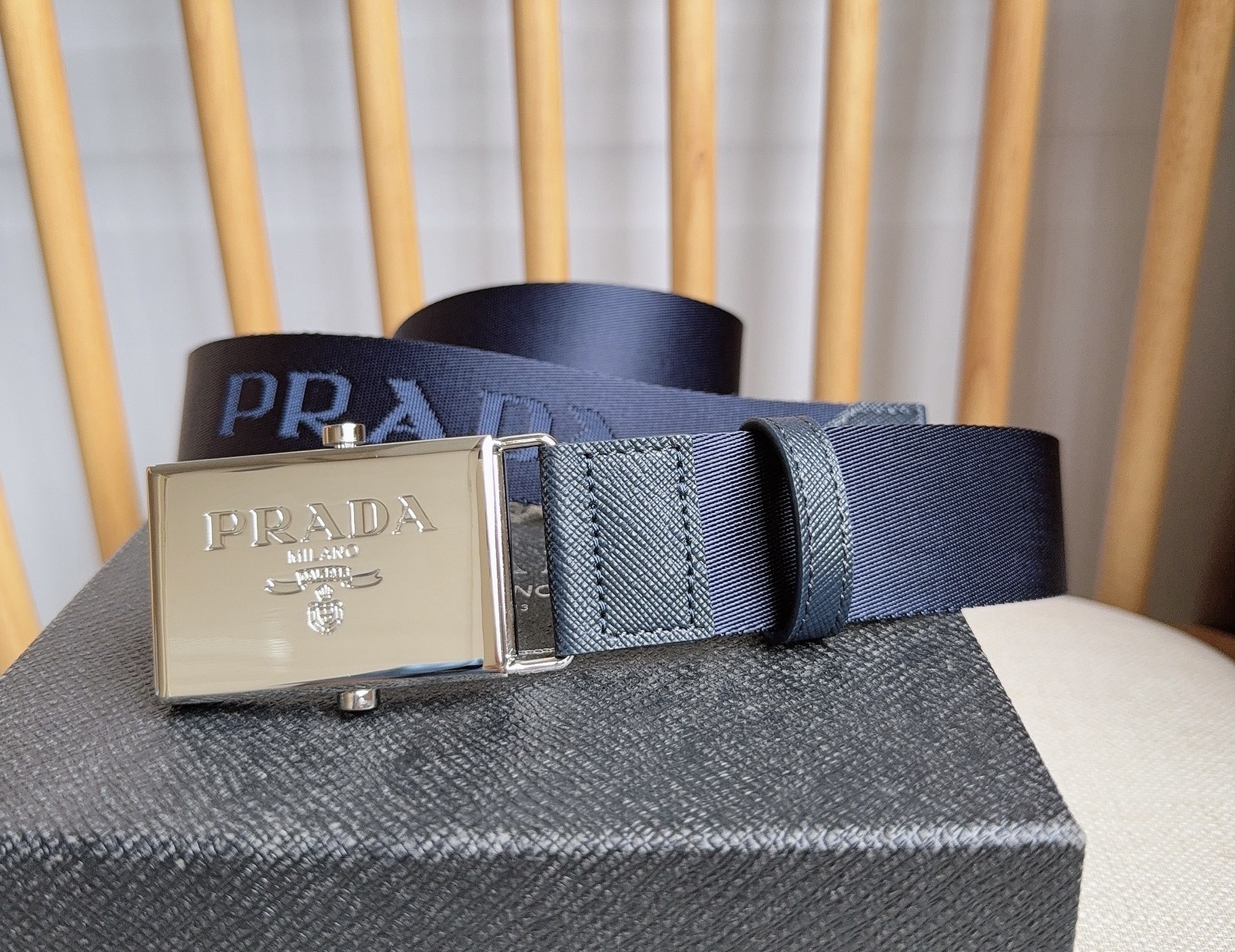 PRADA (普拉达) 专柜最新款 这款棉质织带腰带具有多功能运动风格 饰以Saffiano皮革细节  