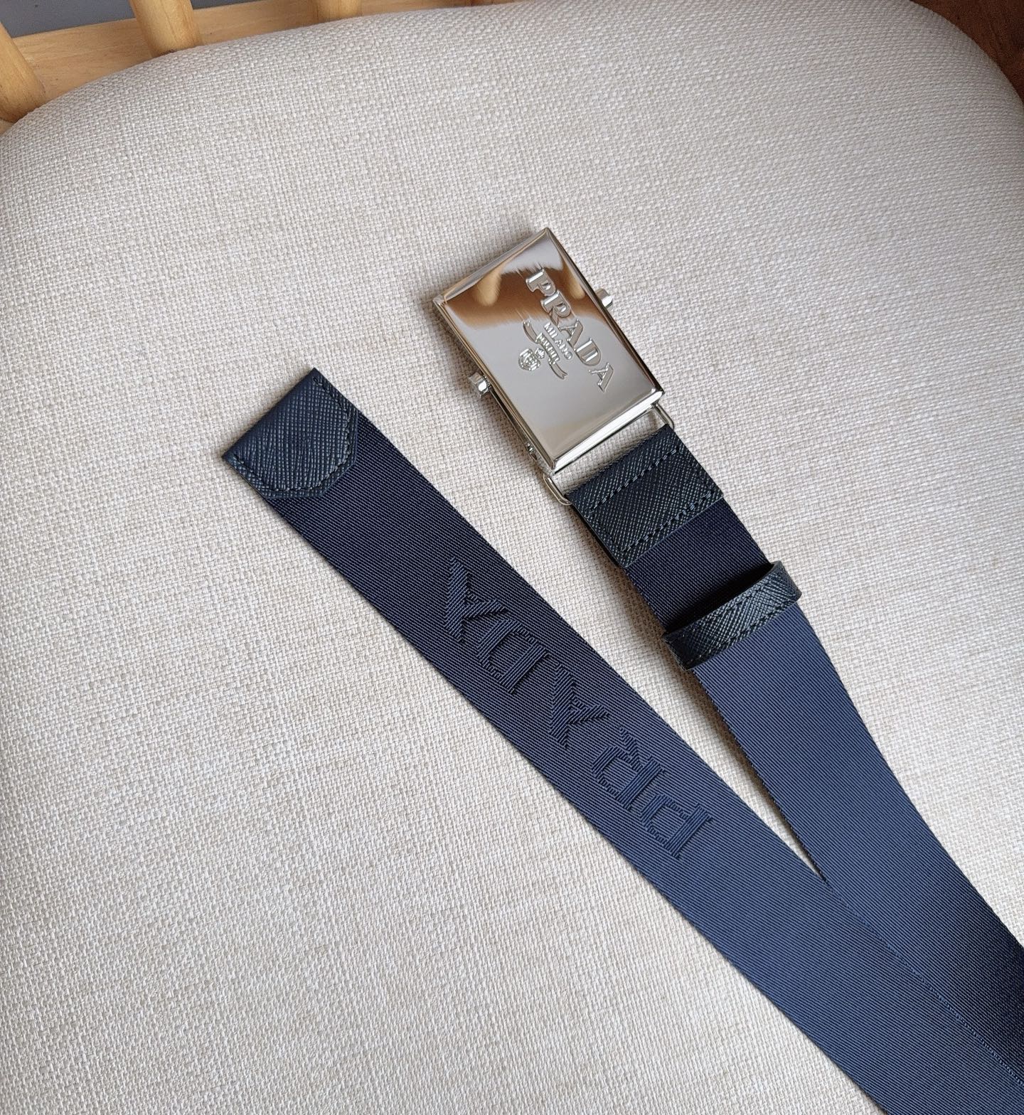 PRADA (普拉达) 专柜最新款 这款棉质织带腰带具有多功能运动风格 饰以Saffiano皮革细节  