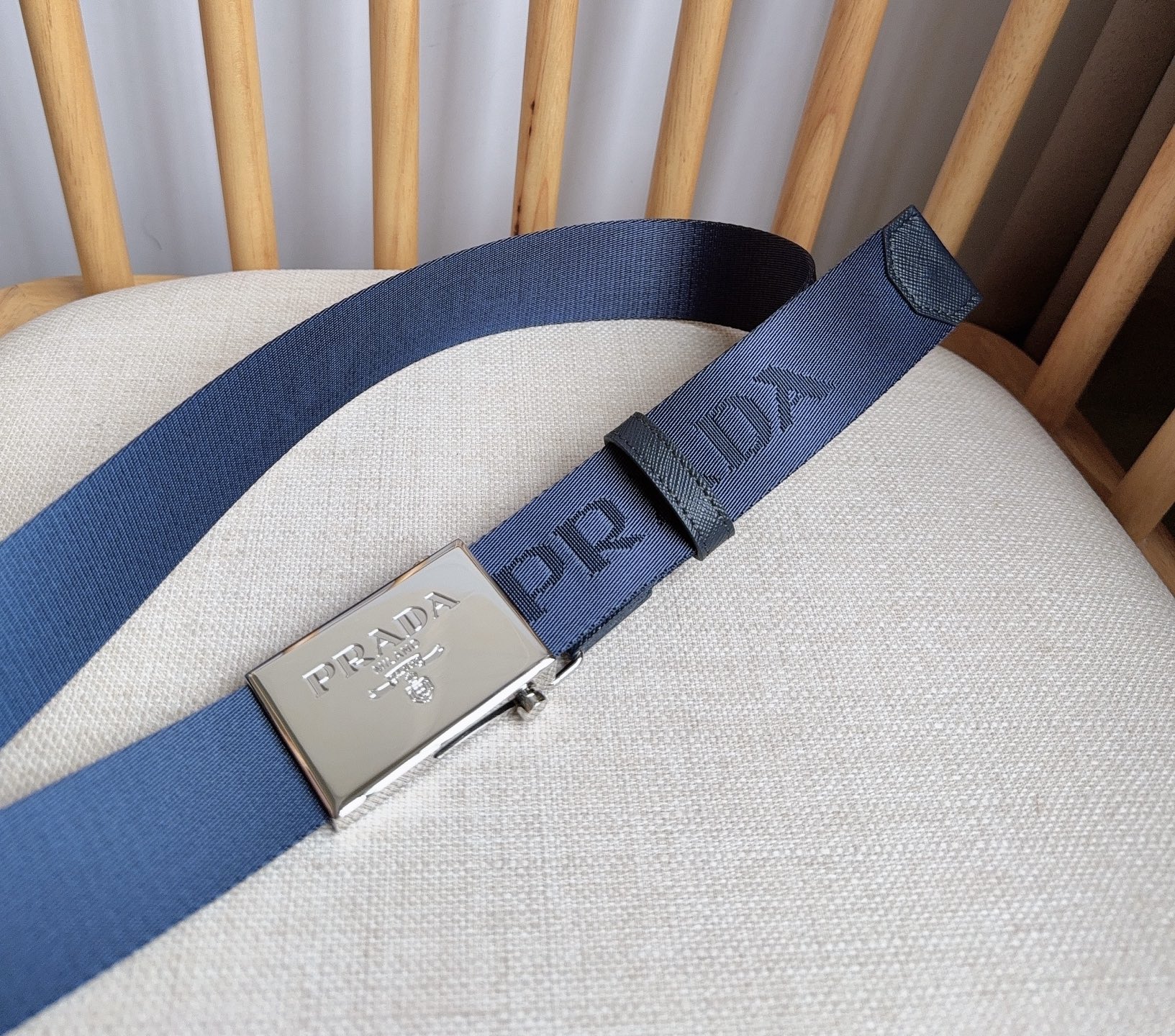 PRADA (普拉达) 专柜最新款 这款棉质织带腰带具有多功能运动风格 饰以Saffiano皮革细节  