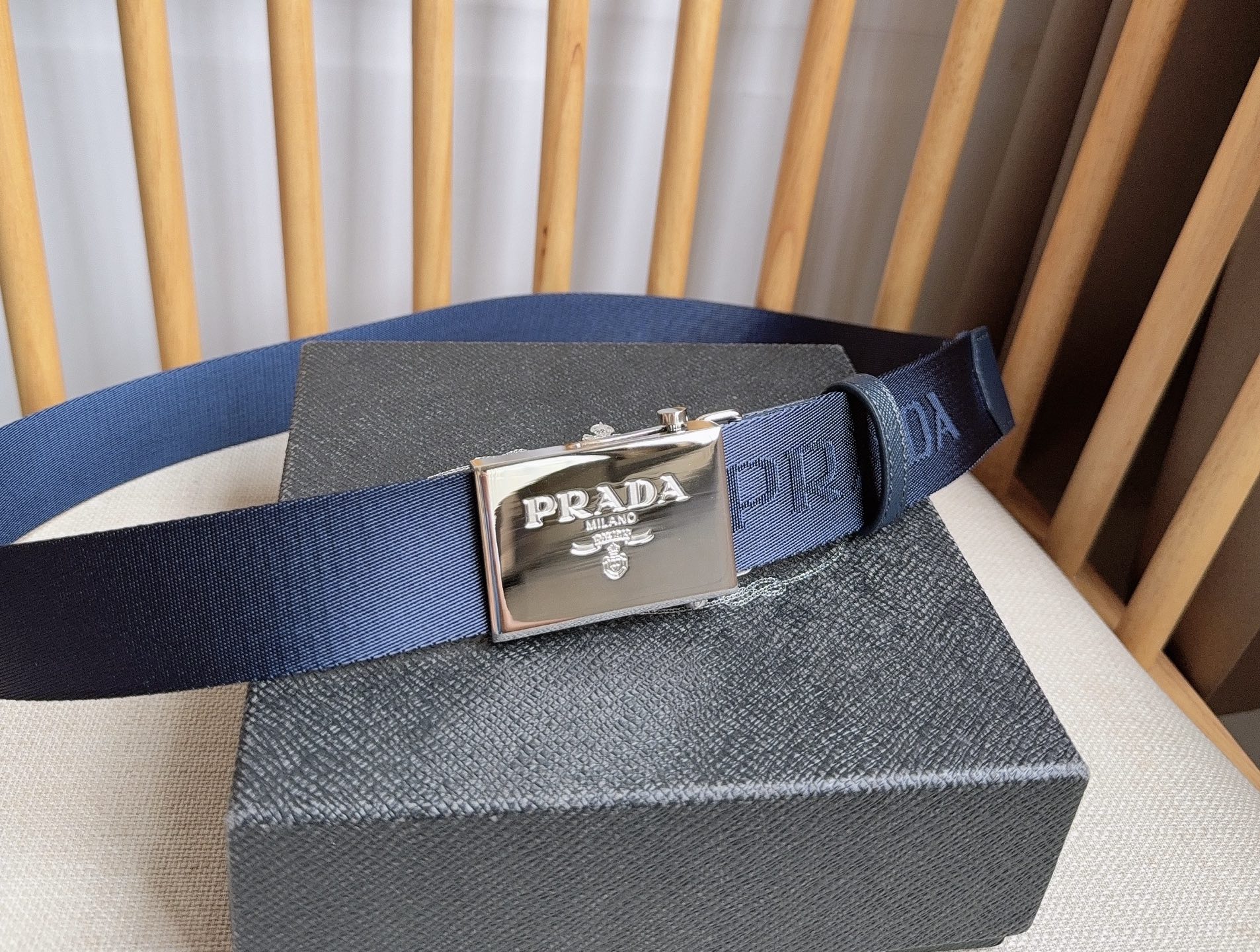 PRADA (普拉达) 专柜最新款 这款棉质织带腰带具有多功能运动风格 饰以Saffiano皮革细节  