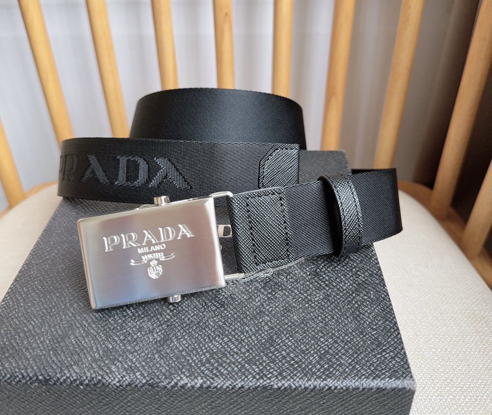 PRADA (普拉达) 专柜最新款 这款棉质织带腰带具有多功能运动风格 饰以Saffiano皮革细节  