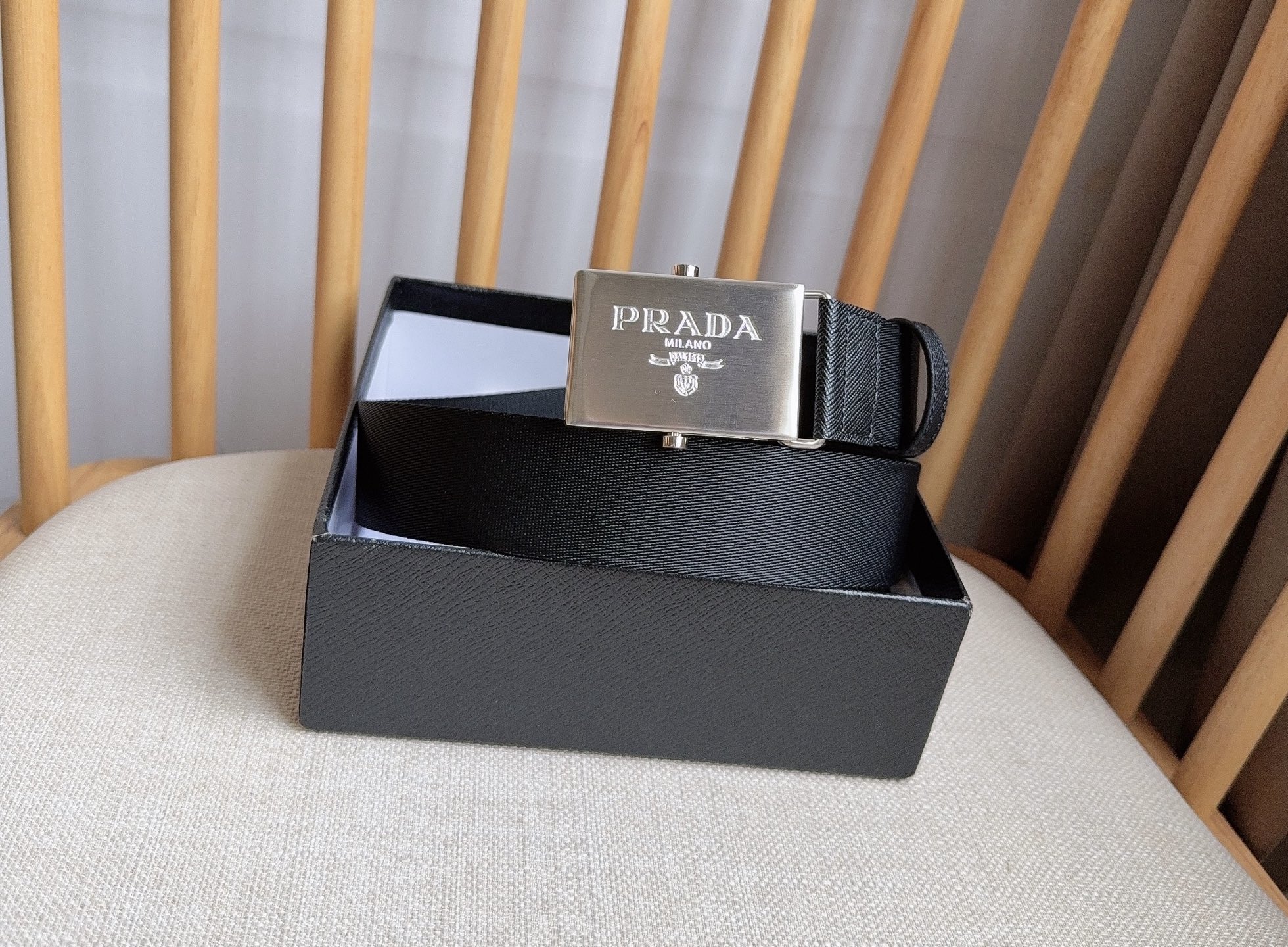 PRADA (普拉达) 专柜最新款 这款棉质织带腰带具有多功能运动风格 饰以Saffiano皮革细节  