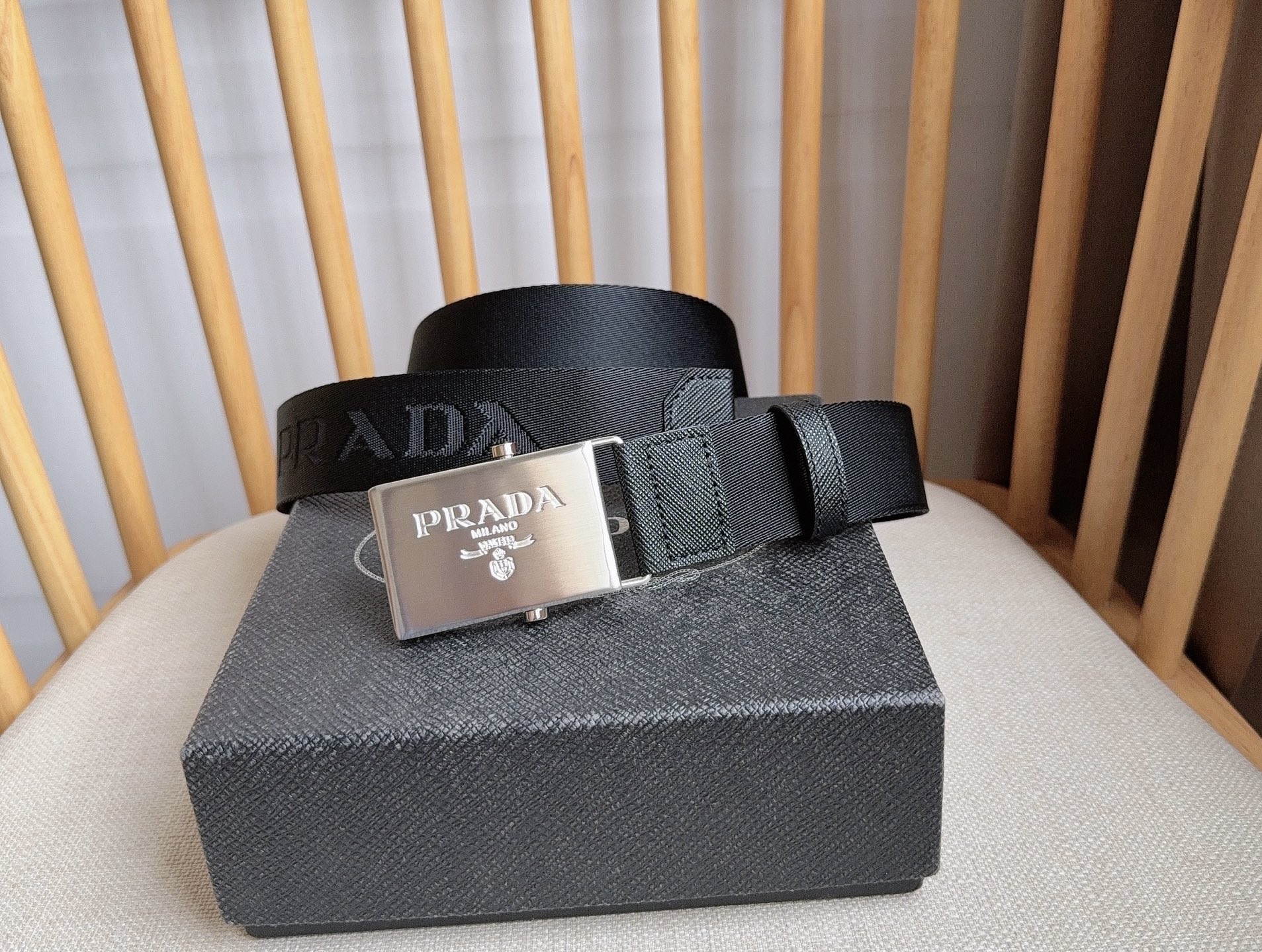 PRADA (普拉达) 专柜最新款 这款棉质织带腰带具有多功能运动风格 饰以Saffiano皮革细节  