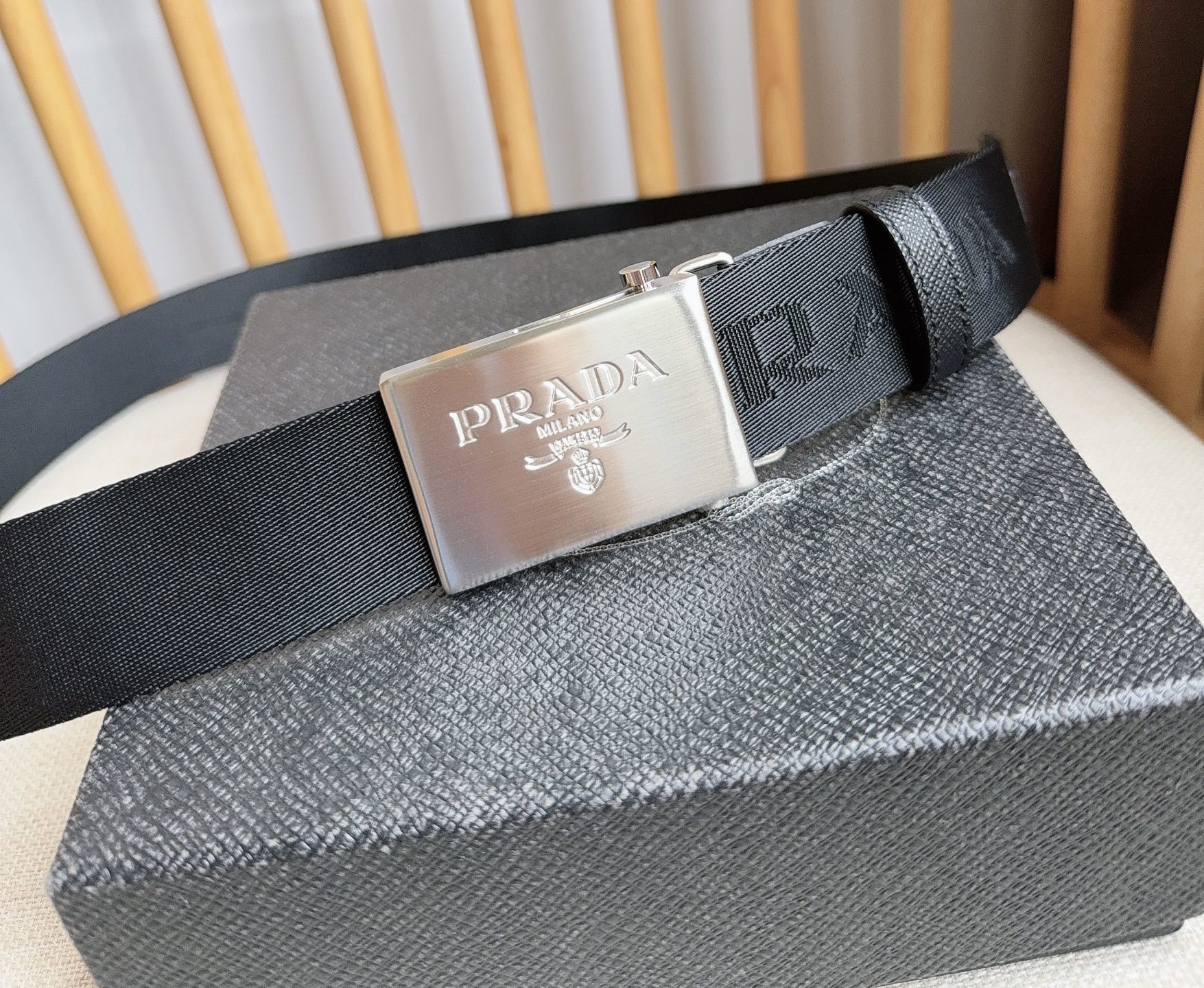 PRADA (普拉达) 专柜最新款 这款棉质织带腰带具有多功能运动风格 饰以Saffiano皮革细节  
