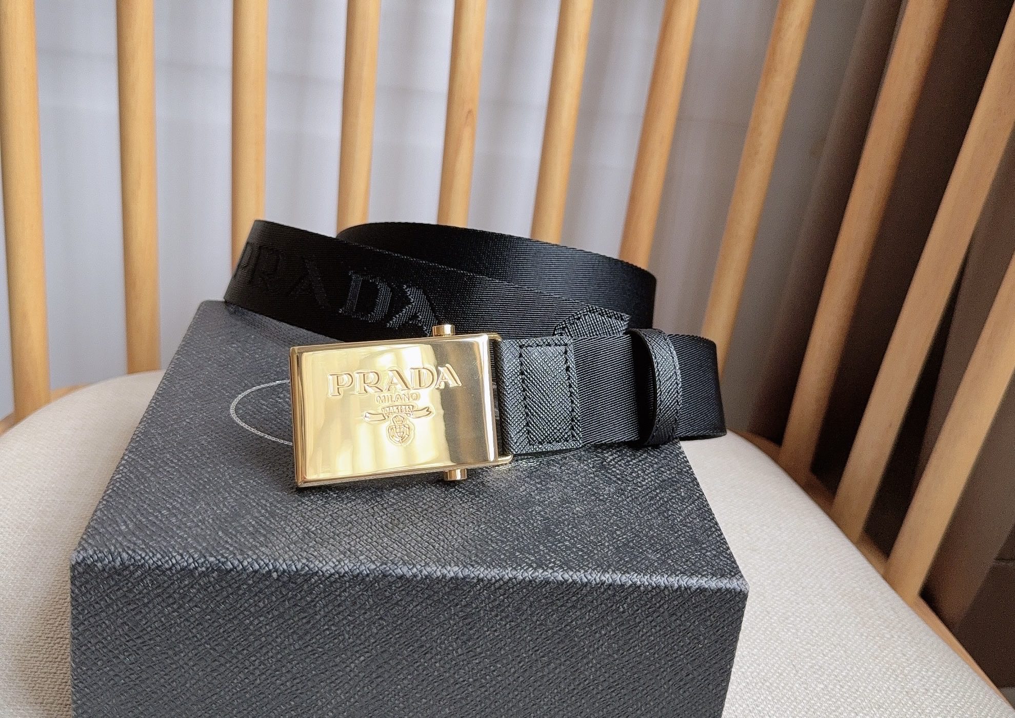 PRADA (普拉达) 专柜最新款 这款棉质织带腰带具有多功能运动风格 饰以Saffiano皮革细节  