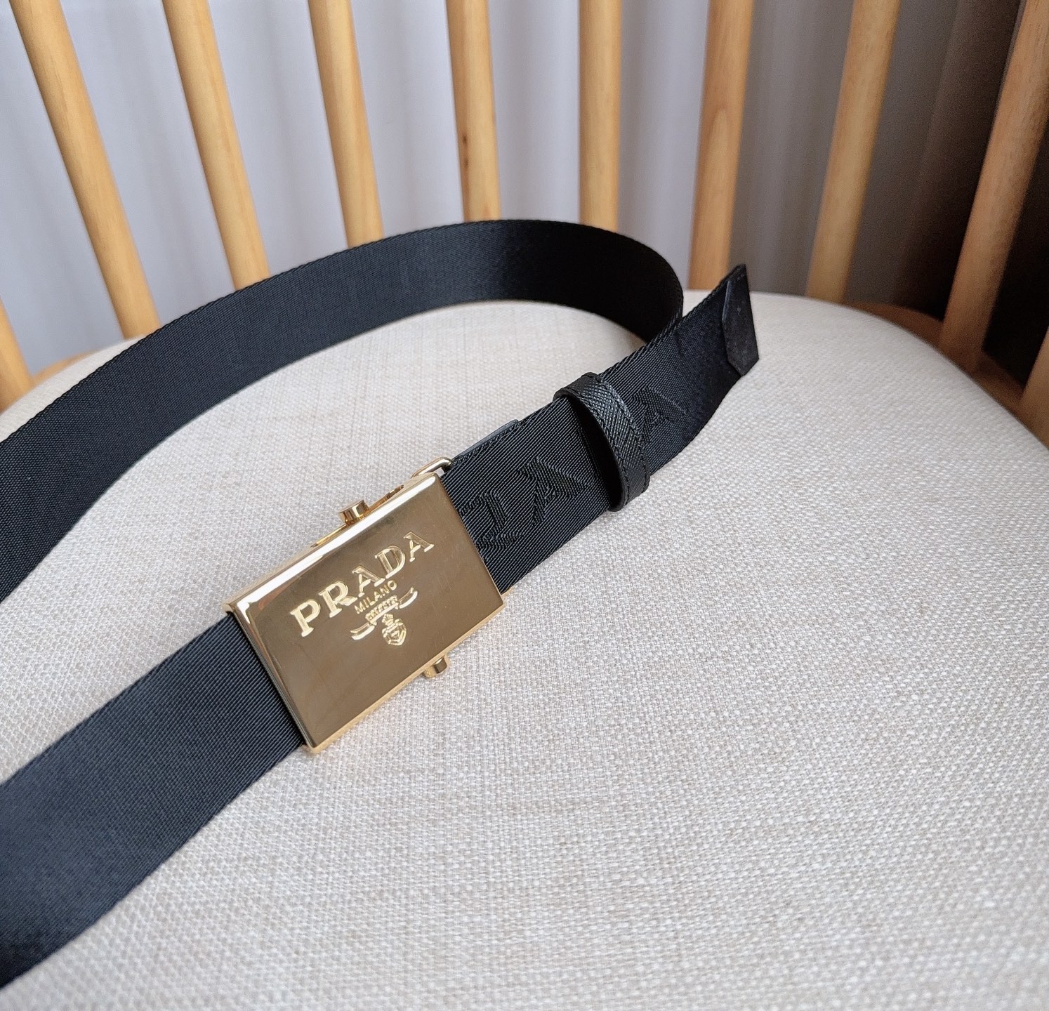 PRADA (普拉达) 专柜最新款 这款棉质织带腰带具有多功能运动风格 饰以Saffiano皮革细节  