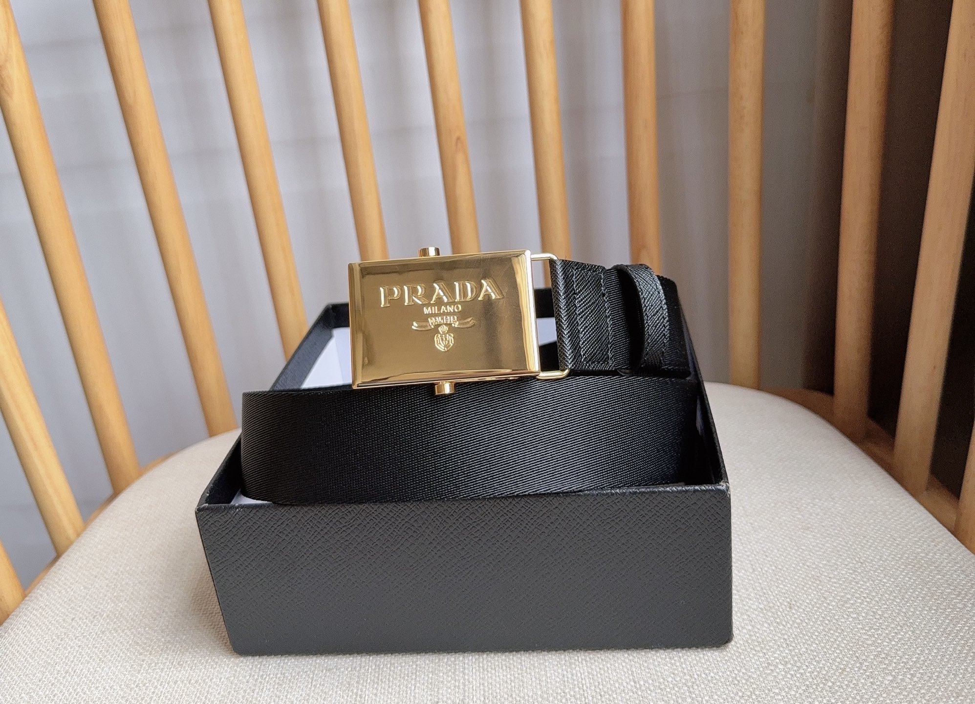 PRADA (普拉达) 专柜最新款 这款棉质织带腰带具有多功能运动风格 饰以Saffiano皮革细节  
