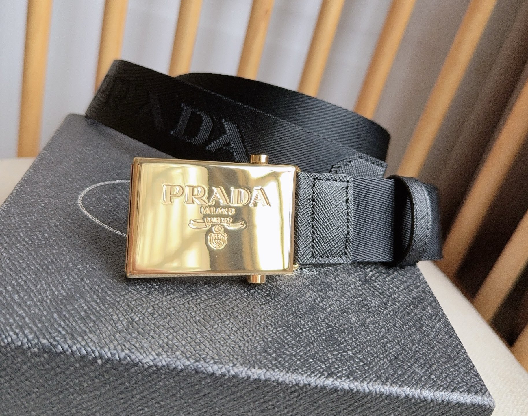 PRADA (普拉达) 专柜最新款 这款棉质织带腰带具有多功能运动风格 饰以Saffiano皮革细节  