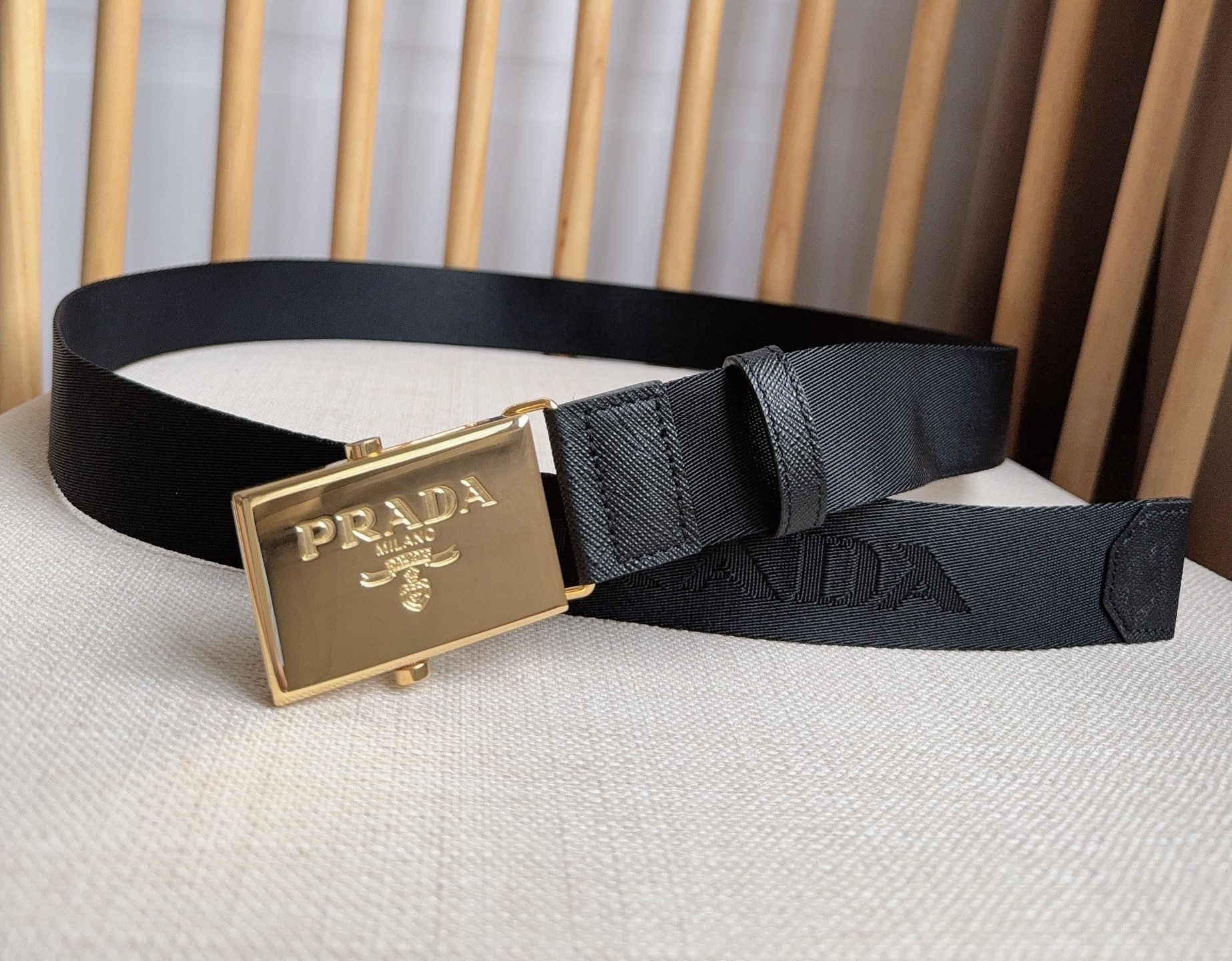 PRADA (普拉达) 专柜最新款 这款棉质织带腰带具有多功能运动风格 饰以Saffiano皮革细节  