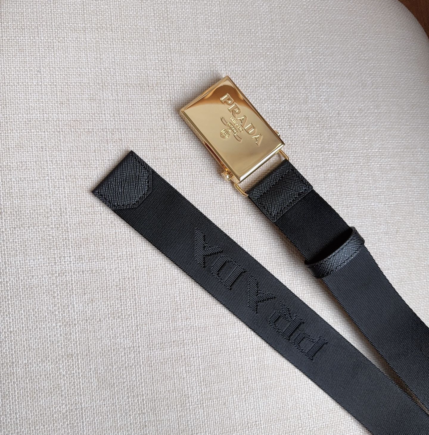 PRADA (普拉达) 专柜最新款 这款棉质织带腰带具有多功能运动风格 饰以Saffiano皮革细节  
