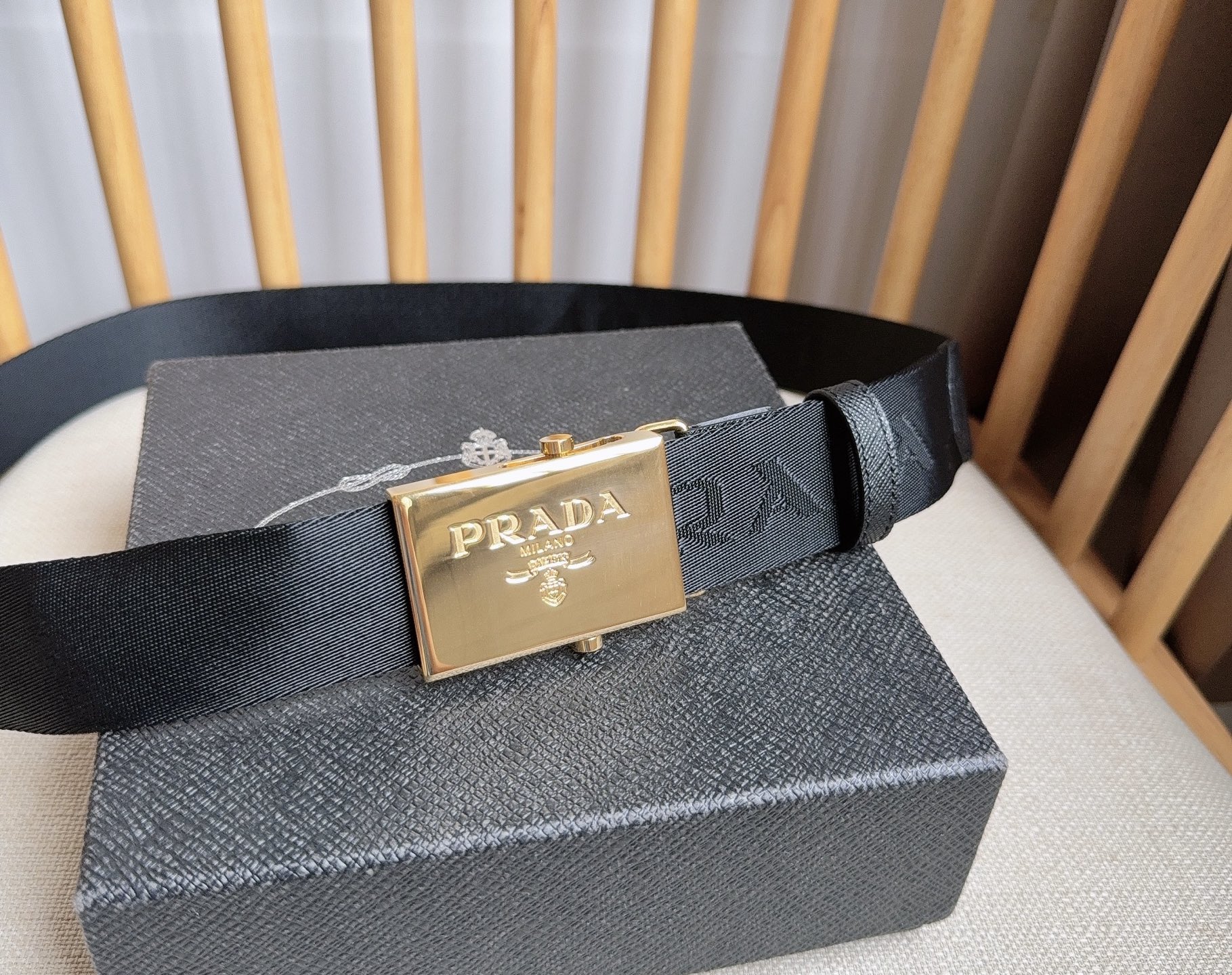 PRADA (普拉达) 专柜最新款 这款棉质织带腰带具有多功能运动风格 饰以Saffiano皮革细节  