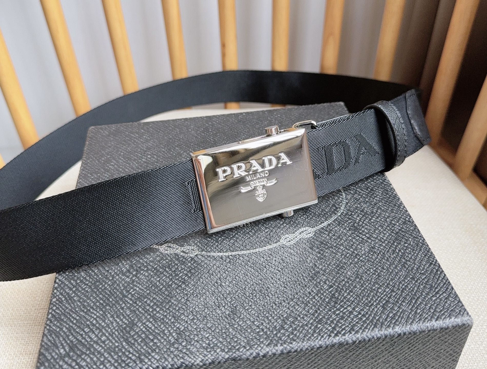 PRADA (普拉达) 专柜最新款 这款棉质织带腰带具有多功能运动风格 饰以Saffiano皮革细节  