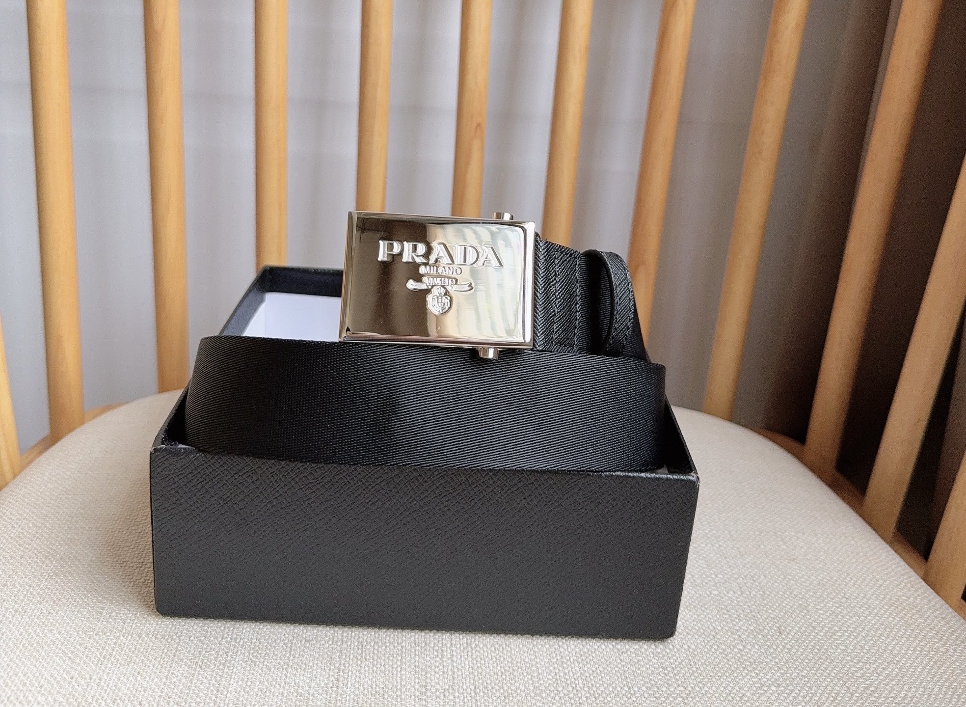 PRADA (普拉达) 专柜最新款 这款棉质织带腰带具有多功能运动风格 饰以Saffiano皮革细节  