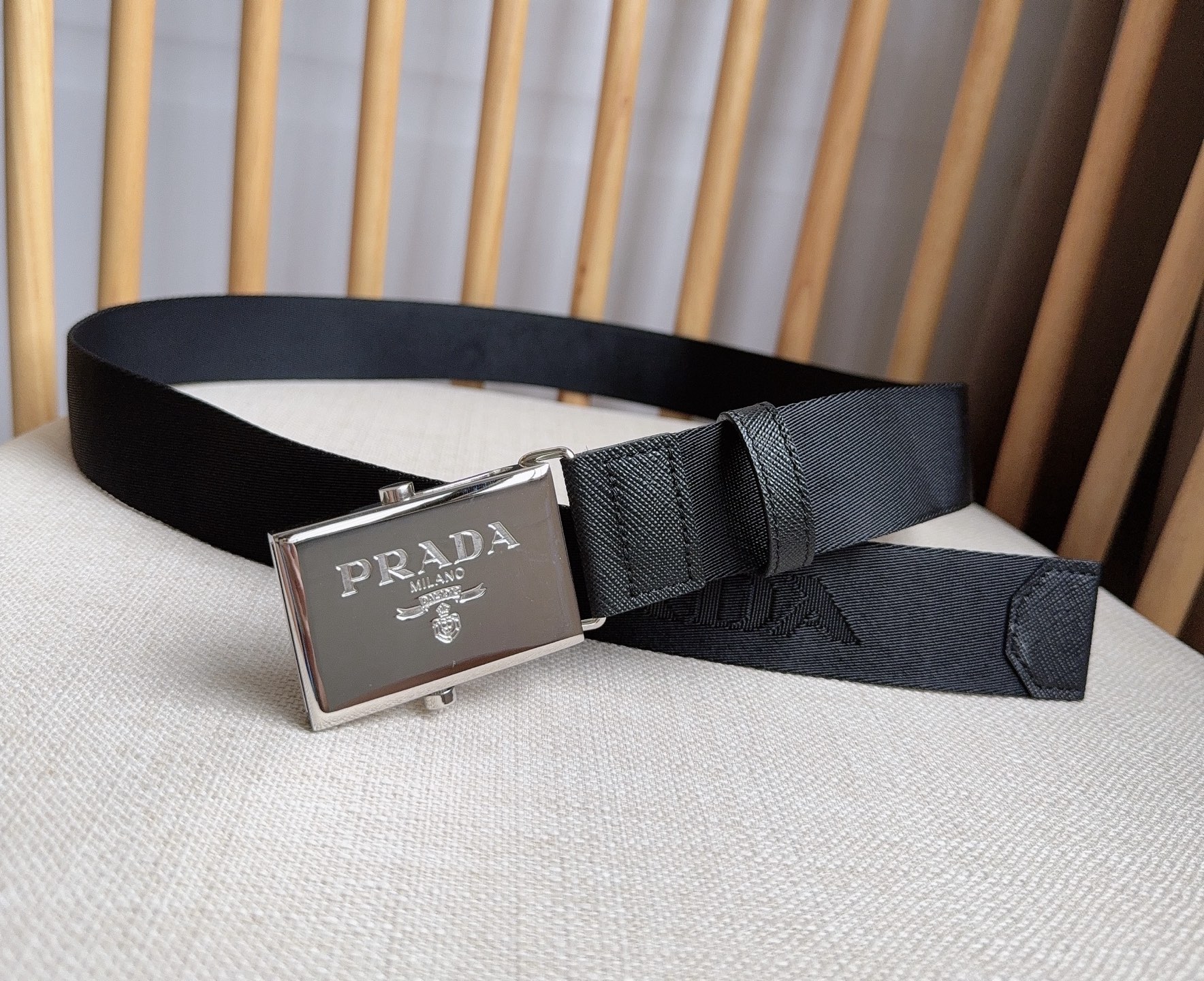 PRADA (普拉达) 专柜最新款 这款棉质织带腰带具有多功能运动风格 饰以Saffiano皮革细节  