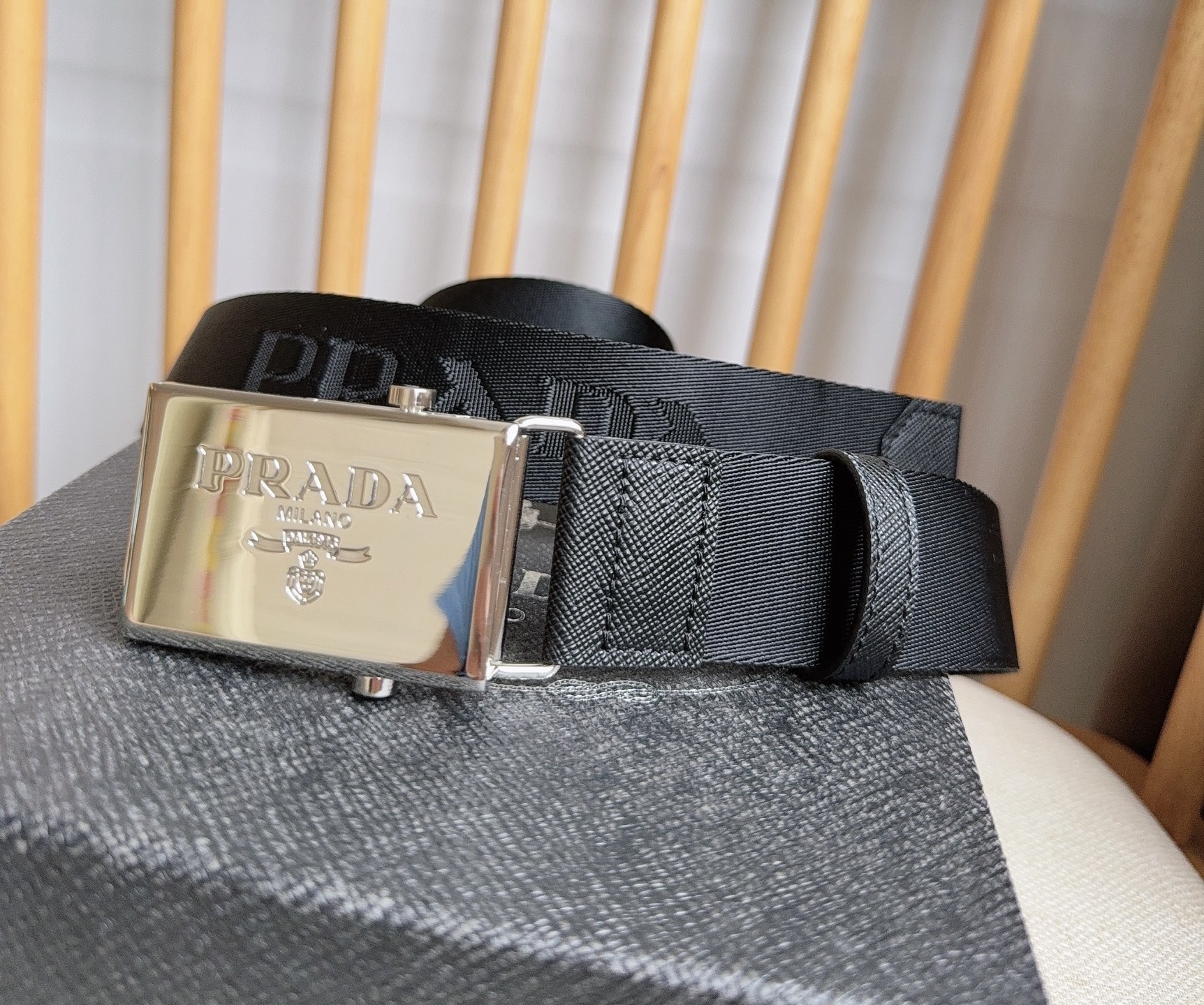 PRADA (普拉达) 专柜最新款 这款棉质织带腰带具有多功能运动风格 饰以Saffiano皮革细节  