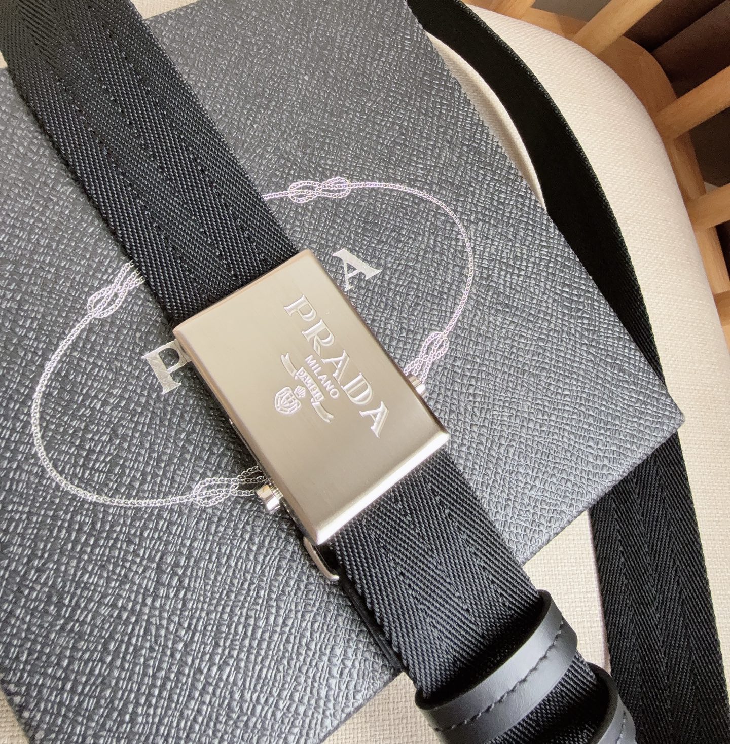 PRADA (普拉达) 专柜最新款 这款棉质织带腰带具有多功能运动风格 饰以Saffiano皮革细节  