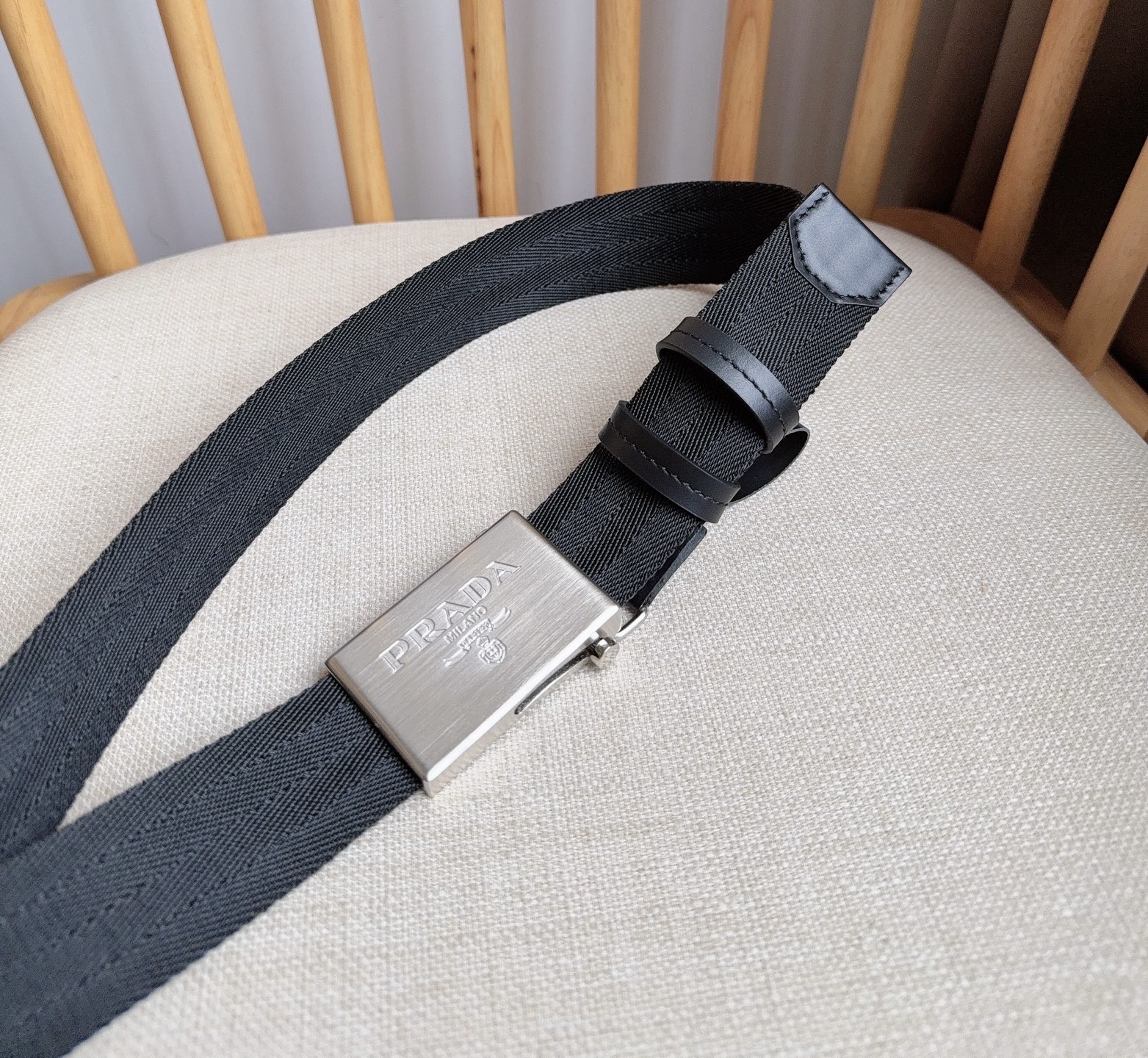PRADA (普拉达) 专柜最新款 这款棉质织带腰带具有多功能运动风格 饰以Saffiano皮革细节  