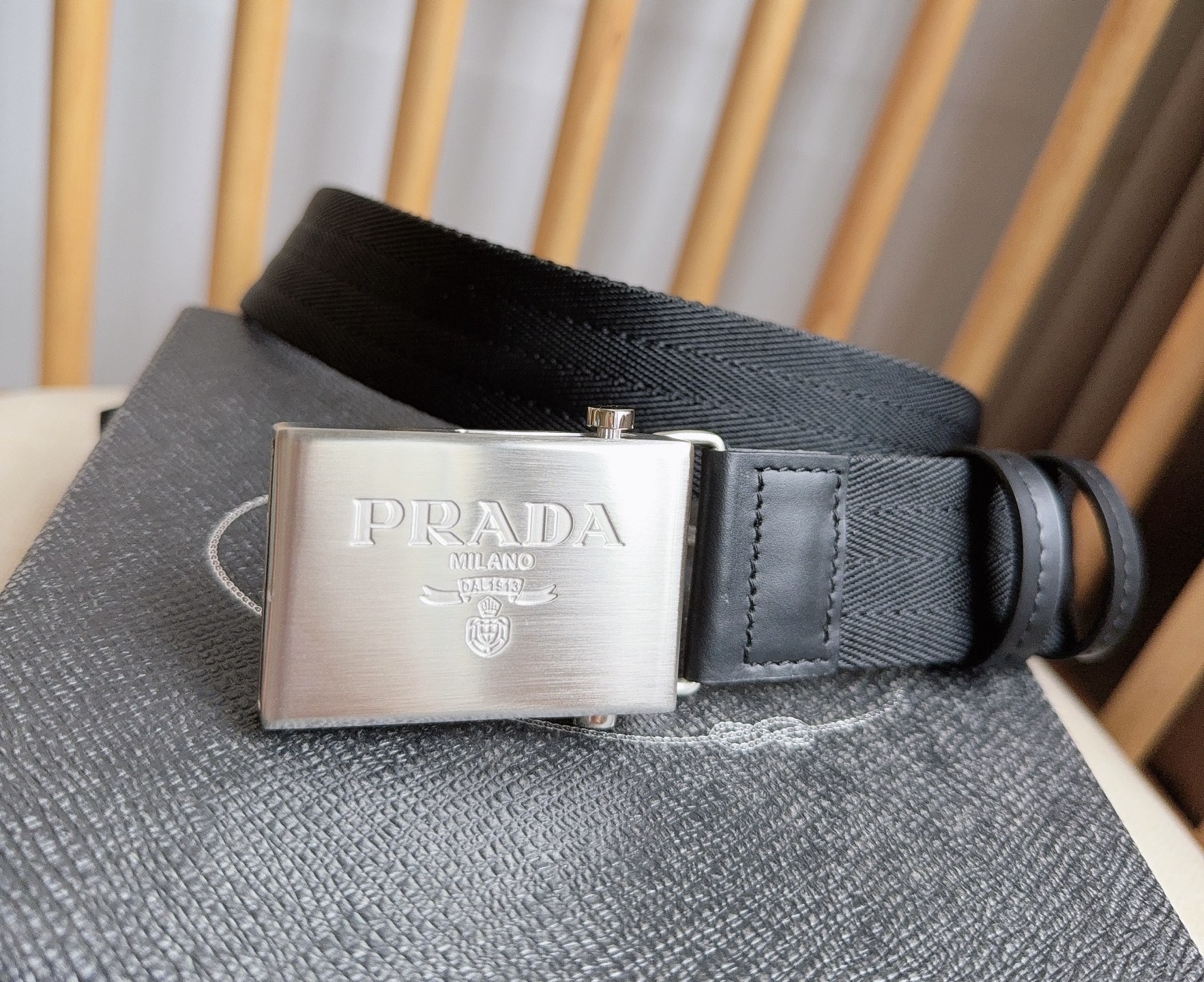 PRADA (普拉达) 专柜最新款 这款棉质织带腰带具有多功能运动风格 饰以Saffiano皮革细节  