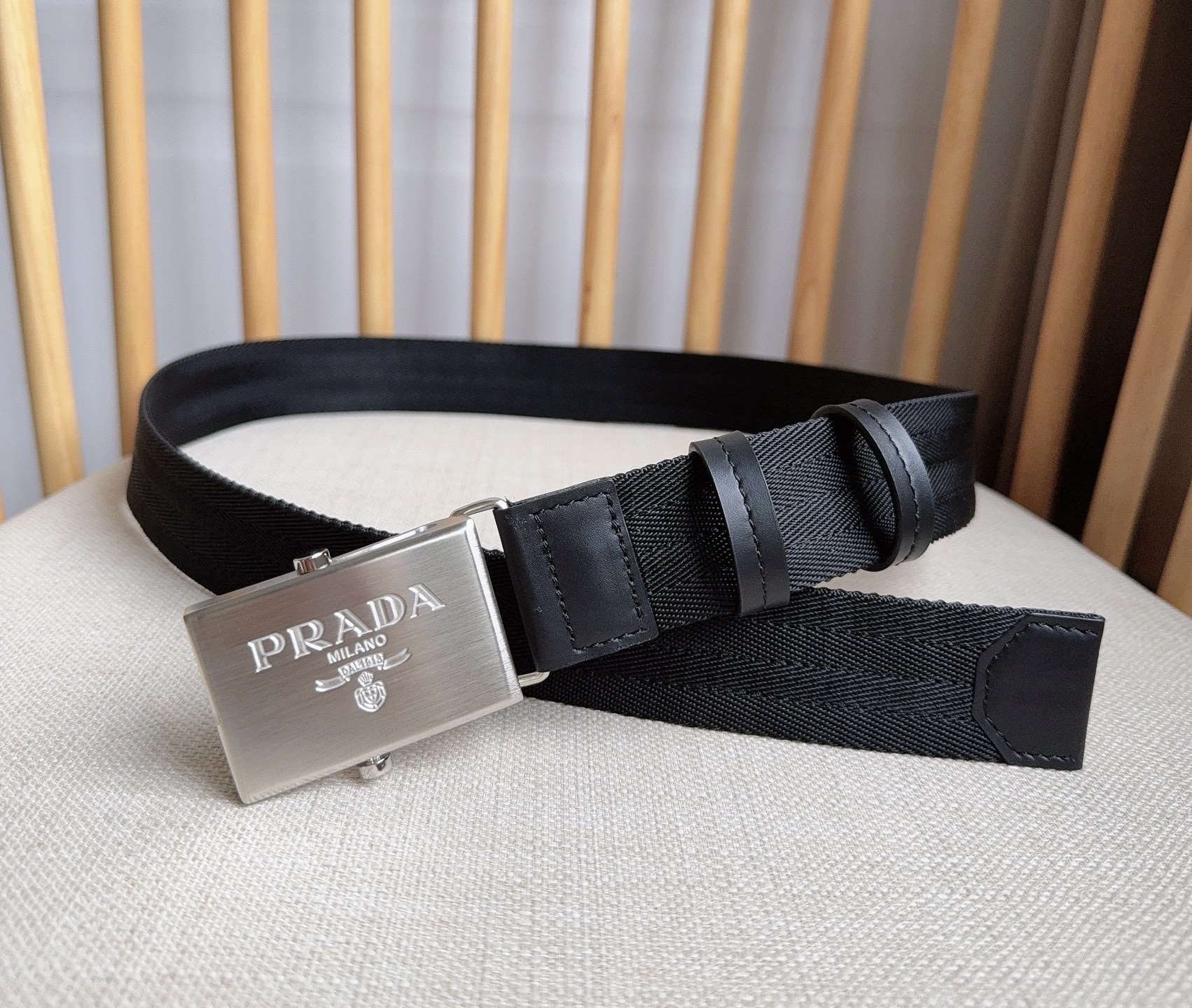 PRADA (普拉达) 专柜最新款 这款棉质织带腰带具有多功能运动风格 饰以Saffiano皮革细节  