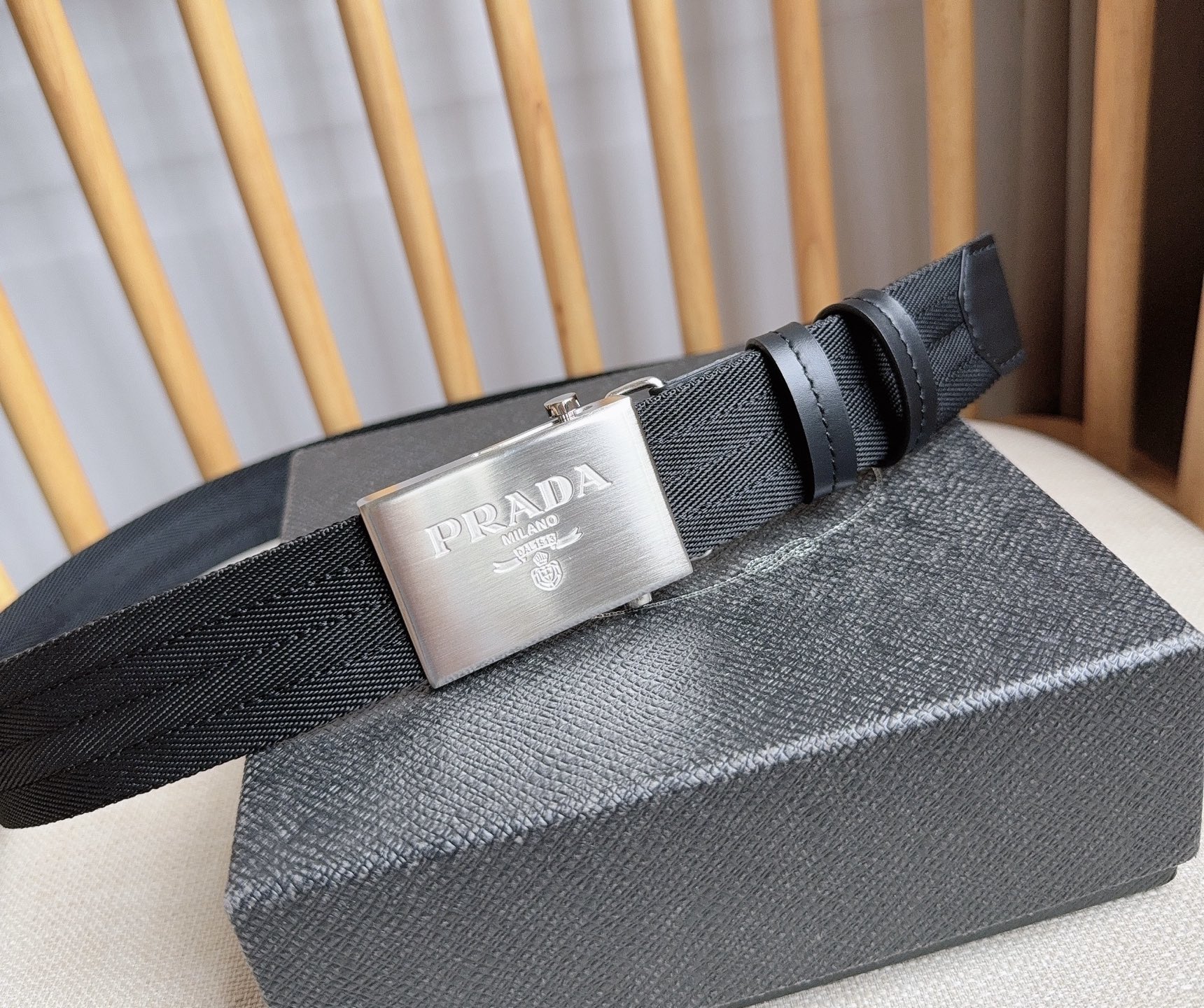 PRADA (普拉达) 专柜最新款 这款棉质织带腰带具有多功能运动风格 饰以Saffiano皮革细节  