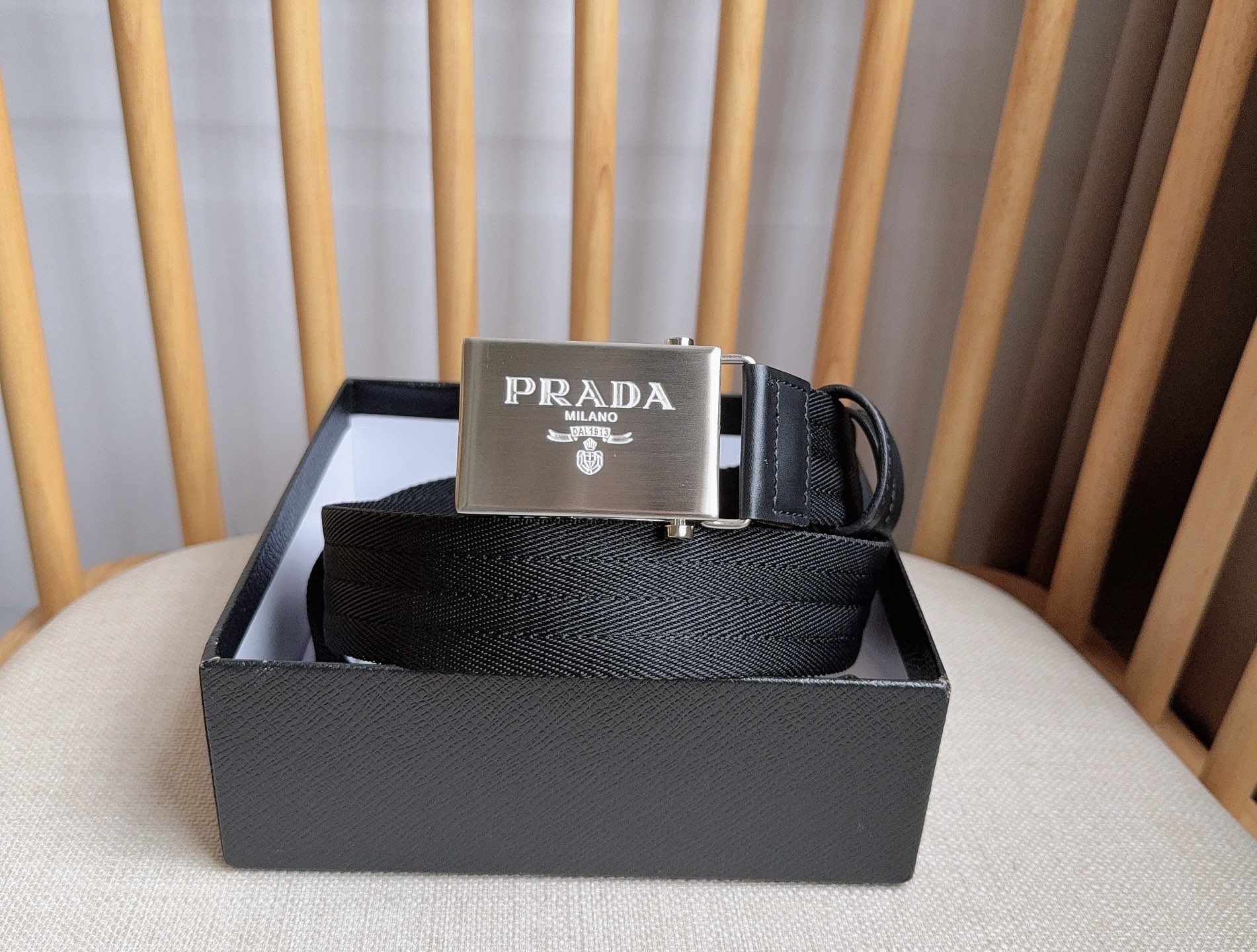 PRADA (普拉达) 专柜最新款 这款棉质织带腰带具有多功能运动风格 饰以Saffiano皮革细节  