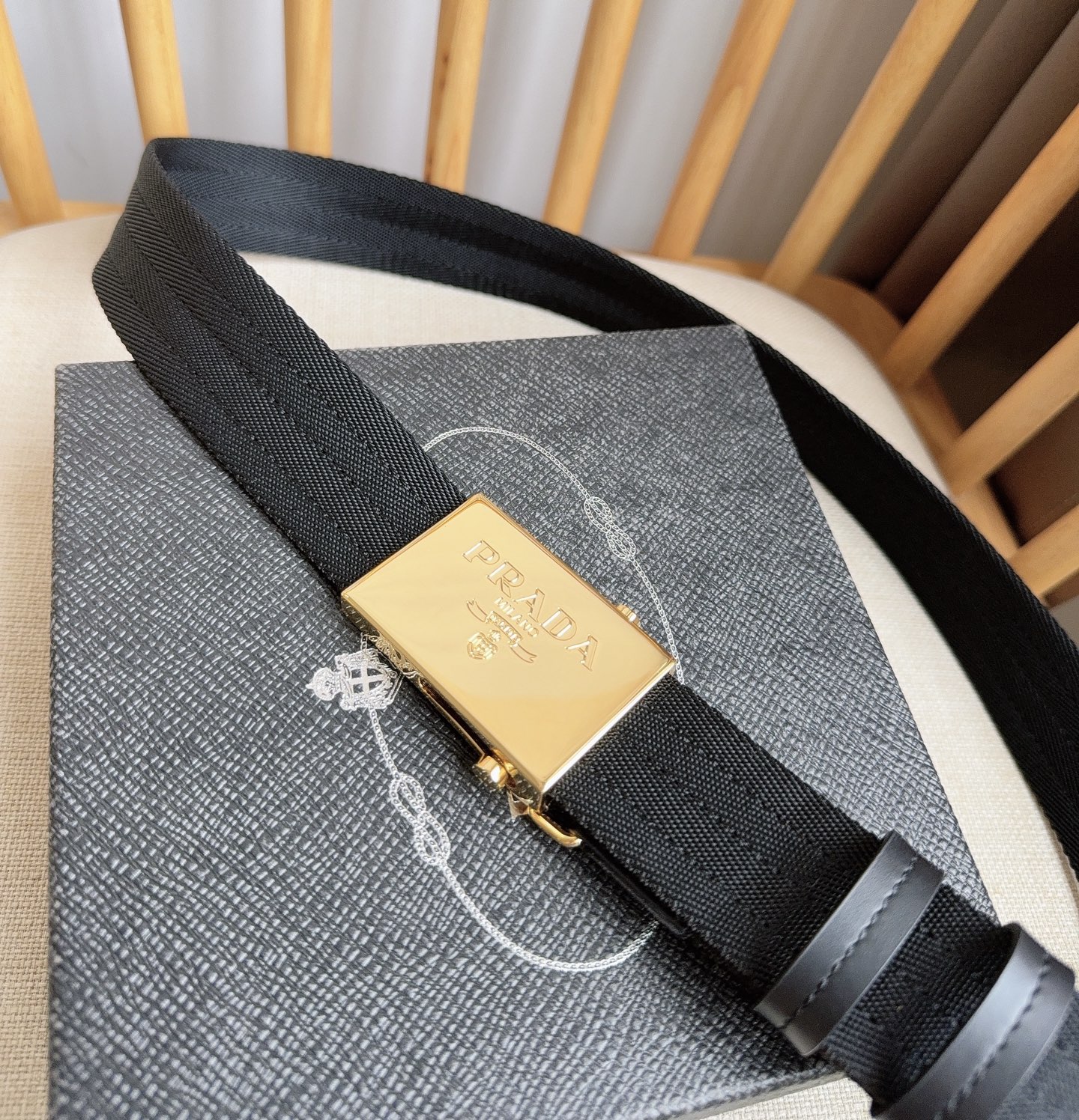 PRADA (普拉达) 专柜最新款 这款棉质织带腰带具有多功能运动风格 饰以Saffiano皮革细节  