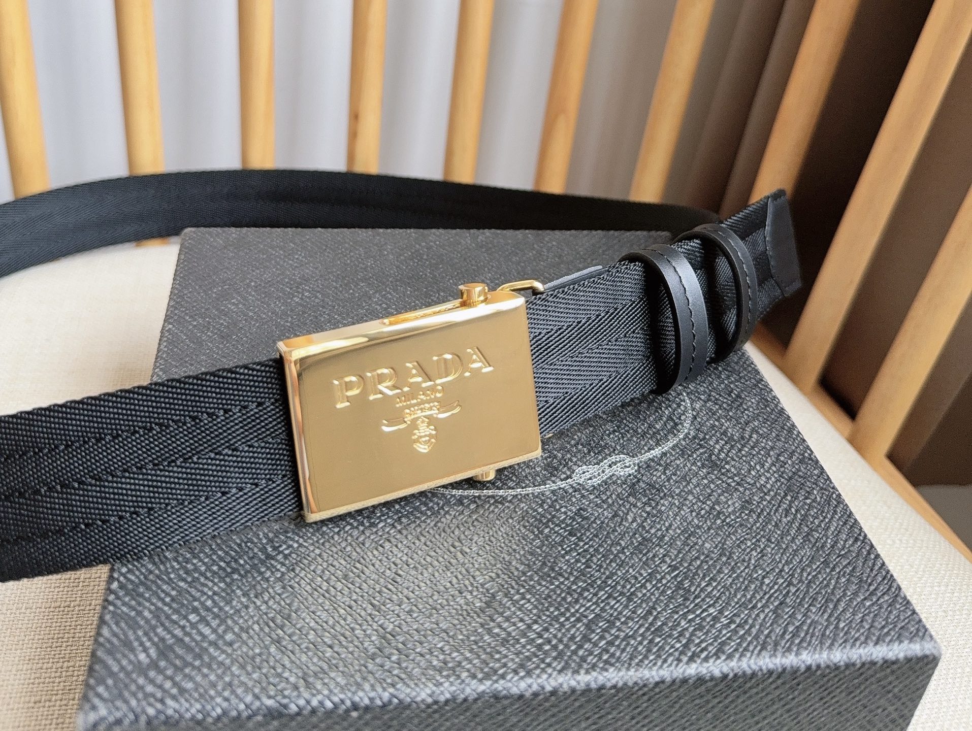 PRADA (普拉达) 专柜最新款 这款棉质织带腰带具有多功能运动风格 饰以Saffiano皮革细节  