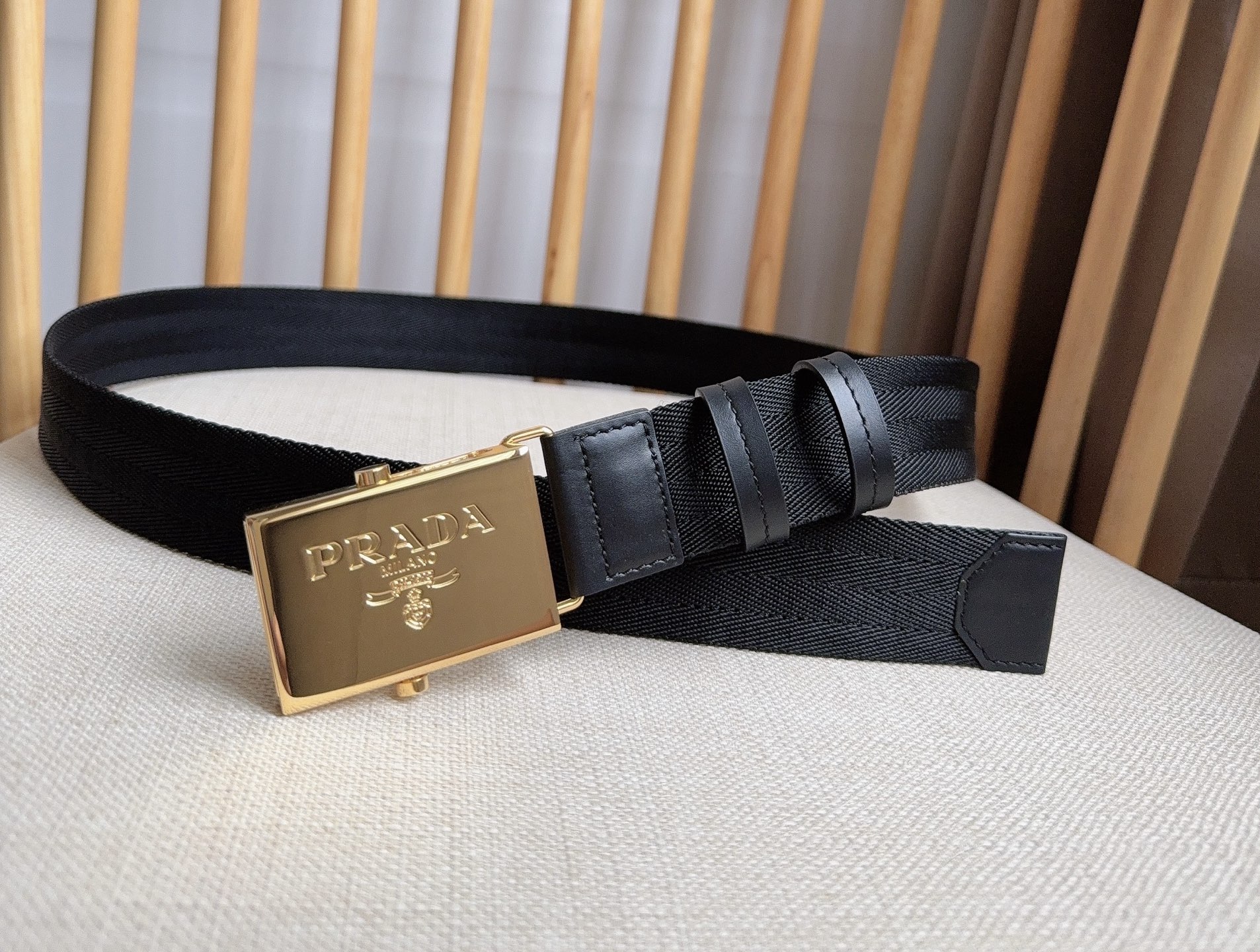 PRADA (普拉达) 专柜最新款 这款棉质织带腰带具有多功能运动风格 饰以Saffiano皮革细节  