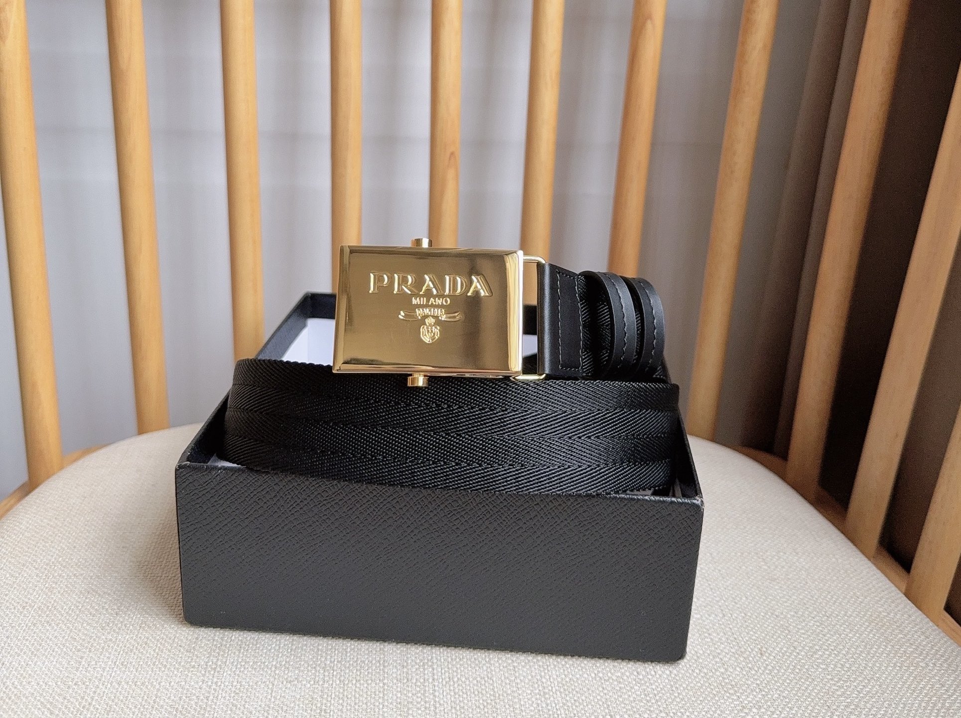 PRADA (普拉达) 专柜最新款 这款棉质织带腰带具有多功能运动风格 饰以Saffiano皮革细节  