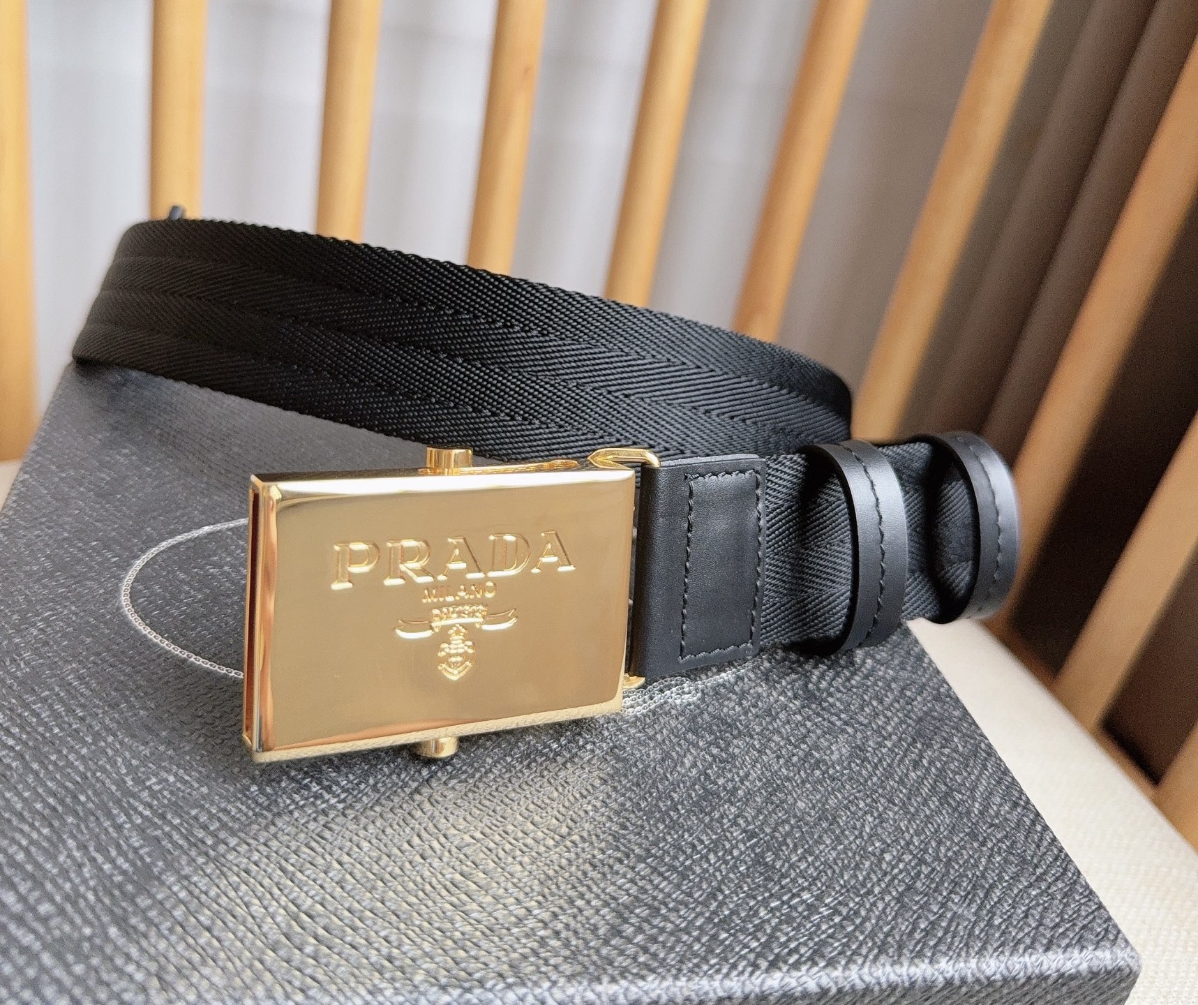 PRADA (普拉达) 专柜最新款 这款棉质织带腰带具有多功能运动风格 饰以Saffiano皮革细节  