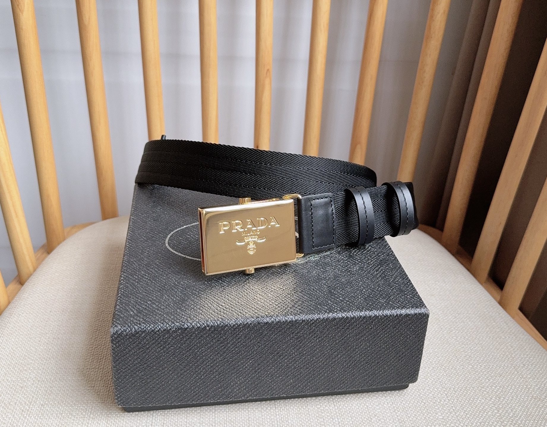 PRADA (普拉达) 专柜最新款 这款棉质织带腰带具有多功能运动风格 饰以Saffiano皮革细节  