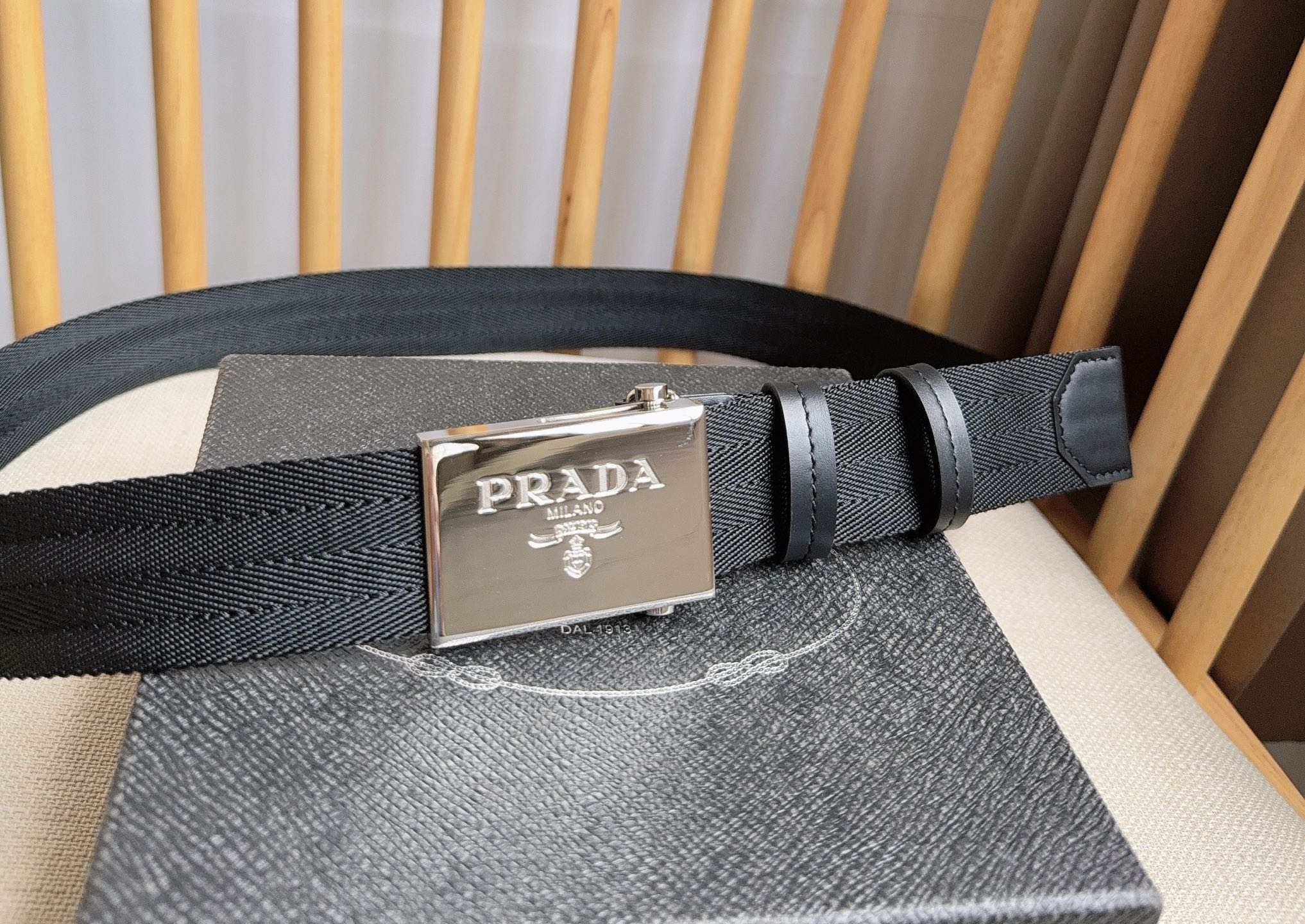 PRADA (普拉达) 专柜最新款 这款棉质织带腰带具有多功能运动风格 饰以Saffiano皮革细节  