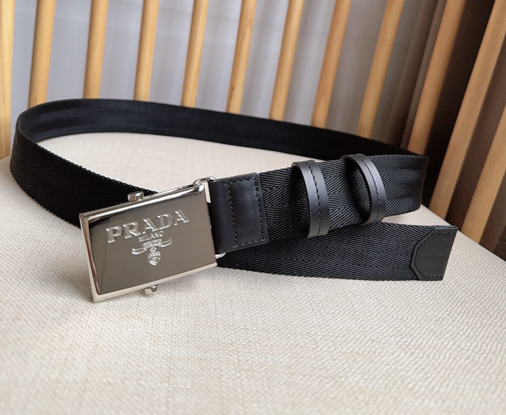 PRADA (普拉达) 专柜最新款 这款棉质织带腰带具有多功能运动风格 饰以Saffiano皮革细节  