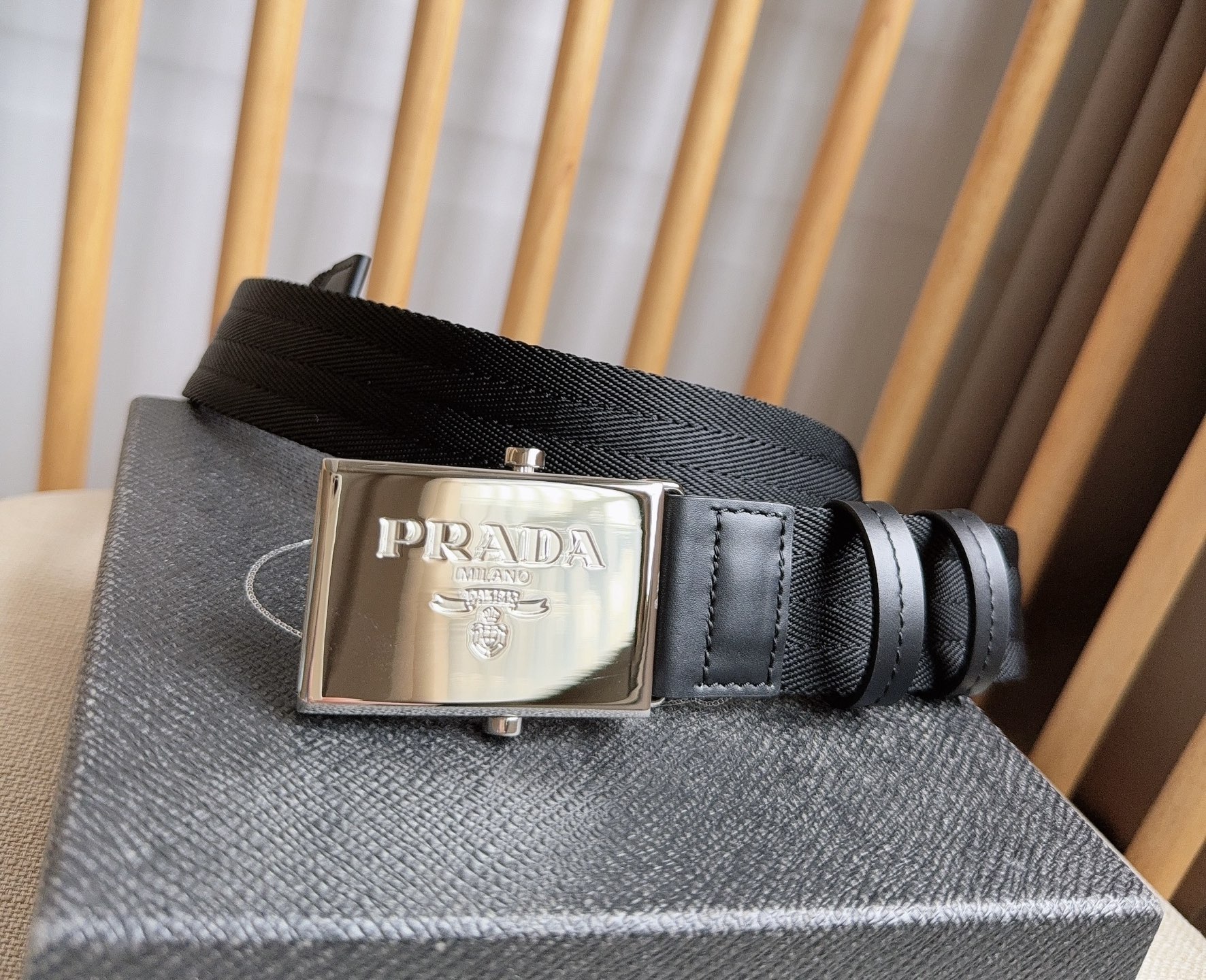 PRADA (普拉达) 专柜最新款 这款棉质织带腰带具有多功能运动风格 饰以Saffiano皮革细节  