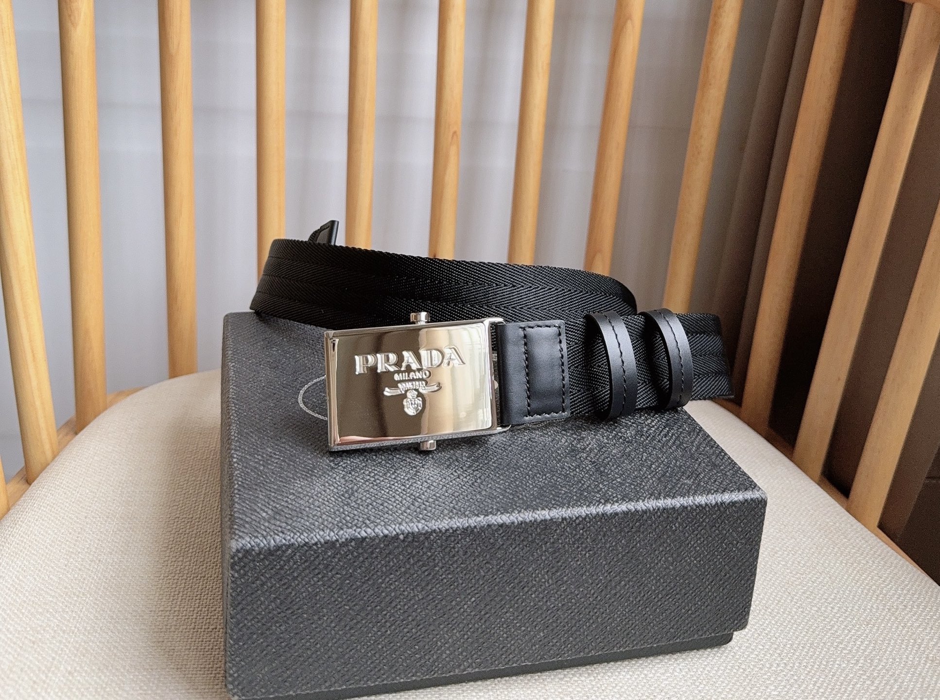 PRADA (普拉达) 专柜最新款 这款棉质织带腰带具有多功能运动风格 饰以Saffiano皮革细节  