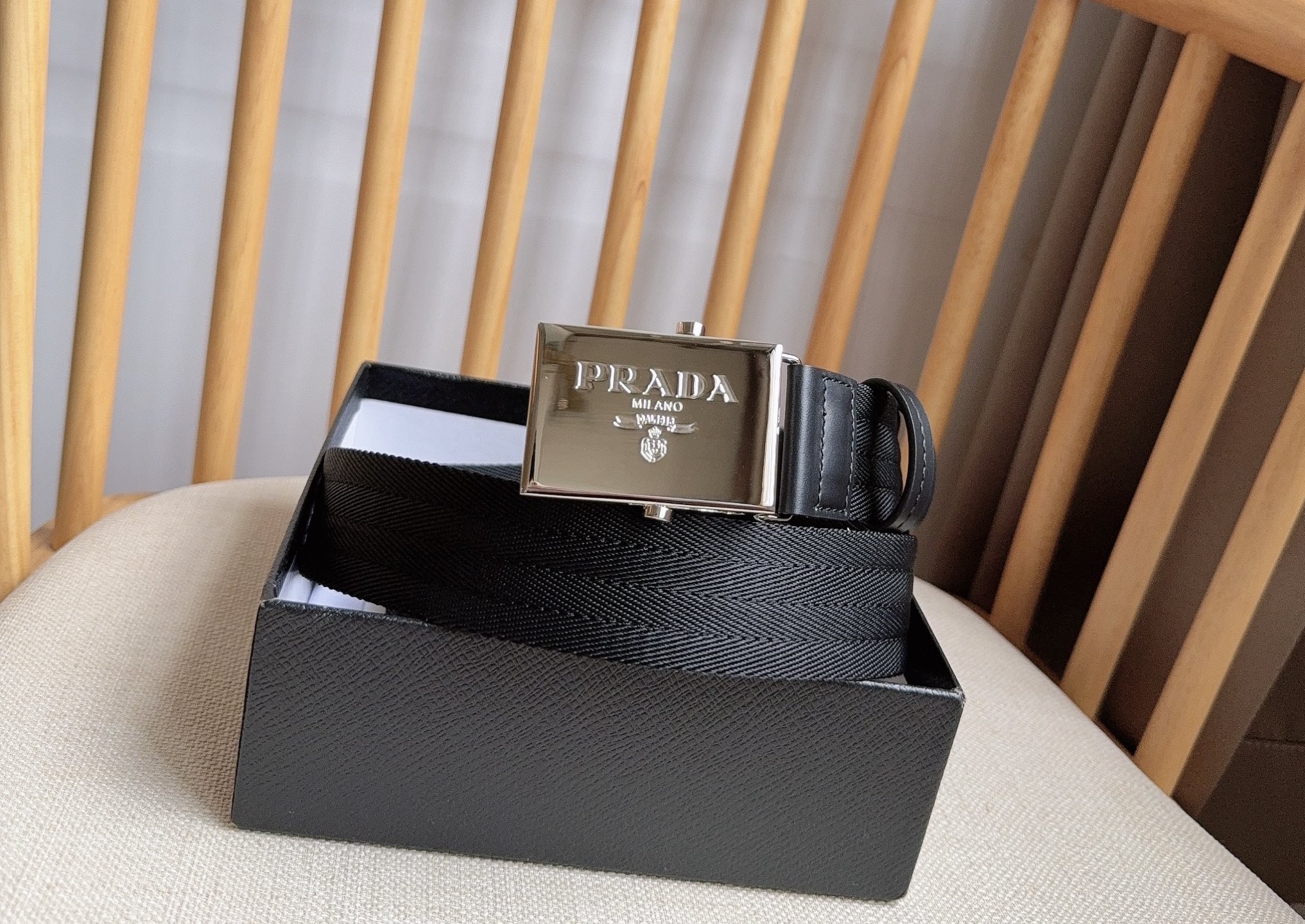 PRADA (普拉达) 专柜最新款 这款棉质织带腰带具有多功能运动风格 饰以Saffiano皮革细节  