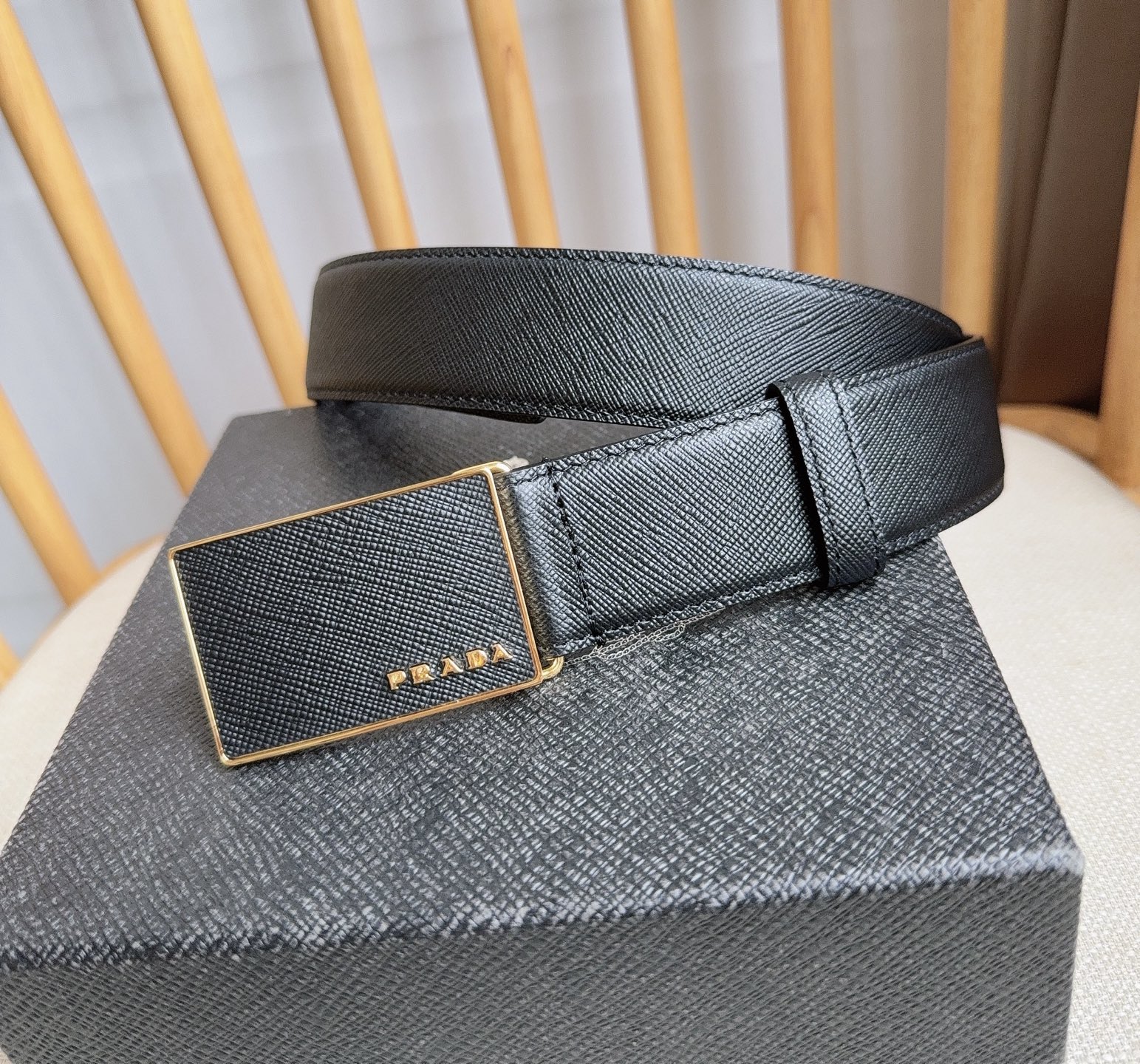 PRADA (普拉达) 专柜最新款 这款腰带以Saffiano皮革制成具有优雅精致的细节  带扣上饰有刻字徽标  打造个
