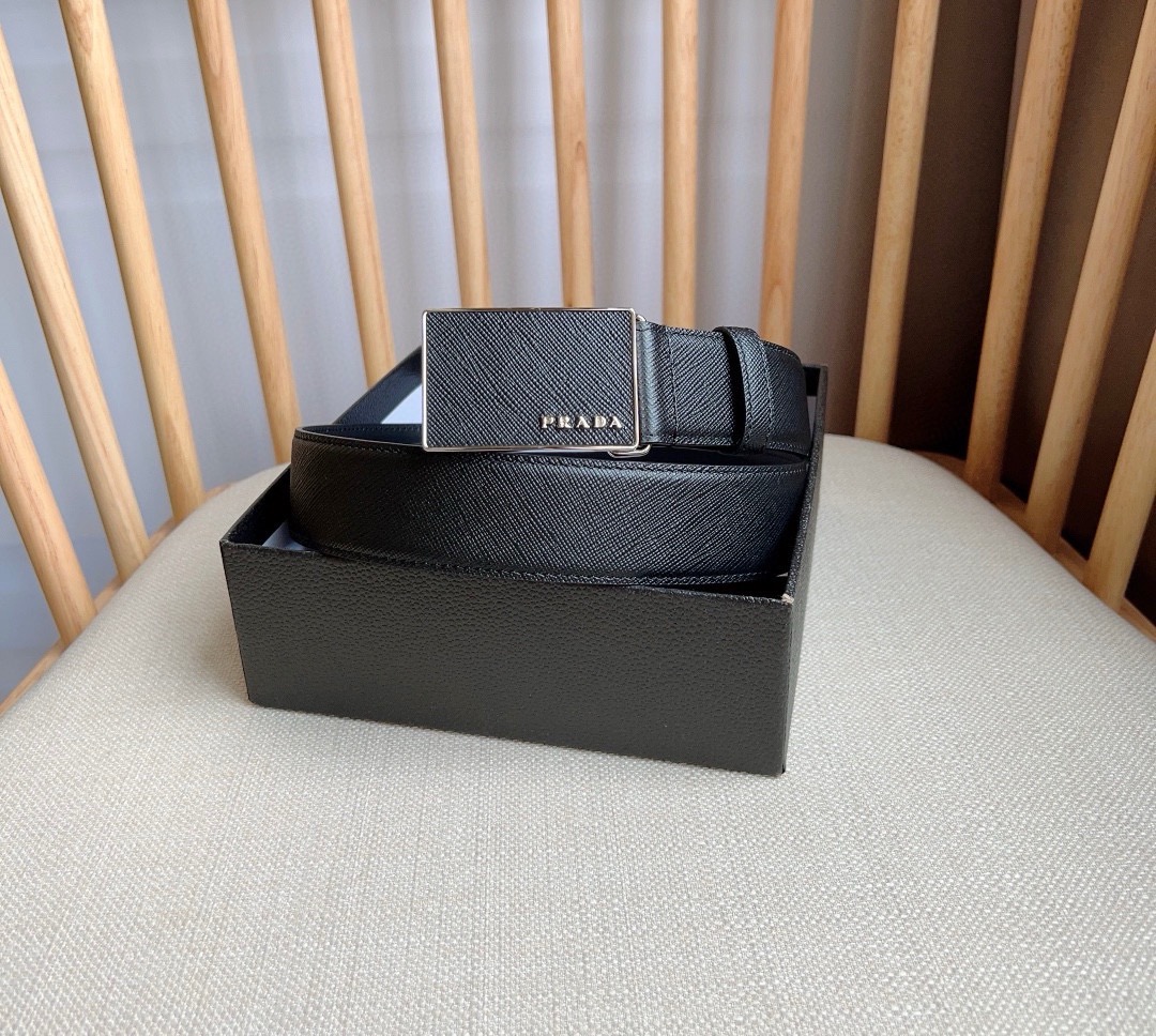 PRADA (普拉达) 专柜最新款 这款腰带以Saffiano皮革制成具有优雅精致的细节  带扣上饰有刻字徽标  打造个