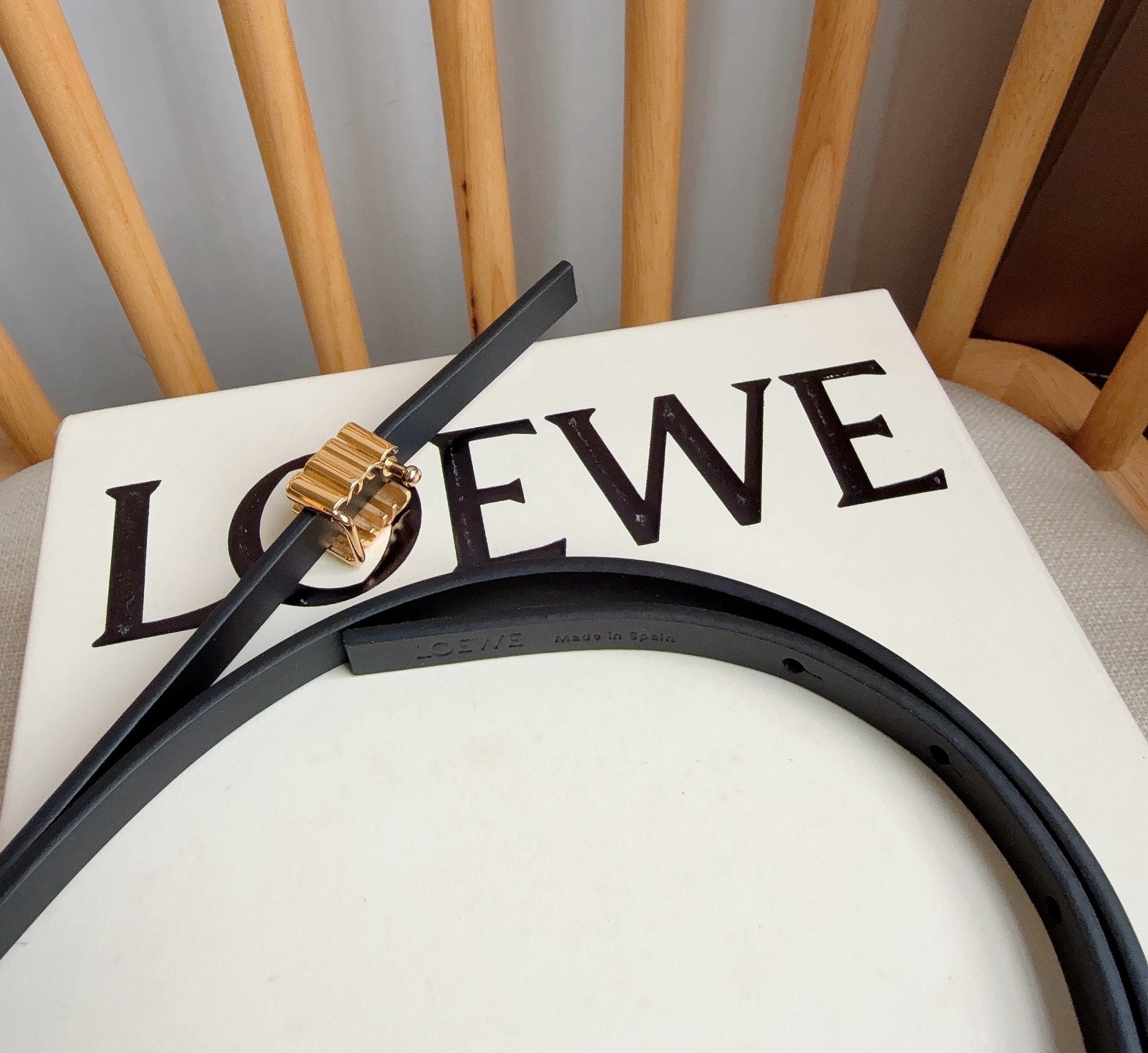 LOEWE （罗意威）专柜最新同款腰带[庆祝][庆祝]  选用光滑牛皮革双面腰带   亮面Anagram立方体针扣 五孔