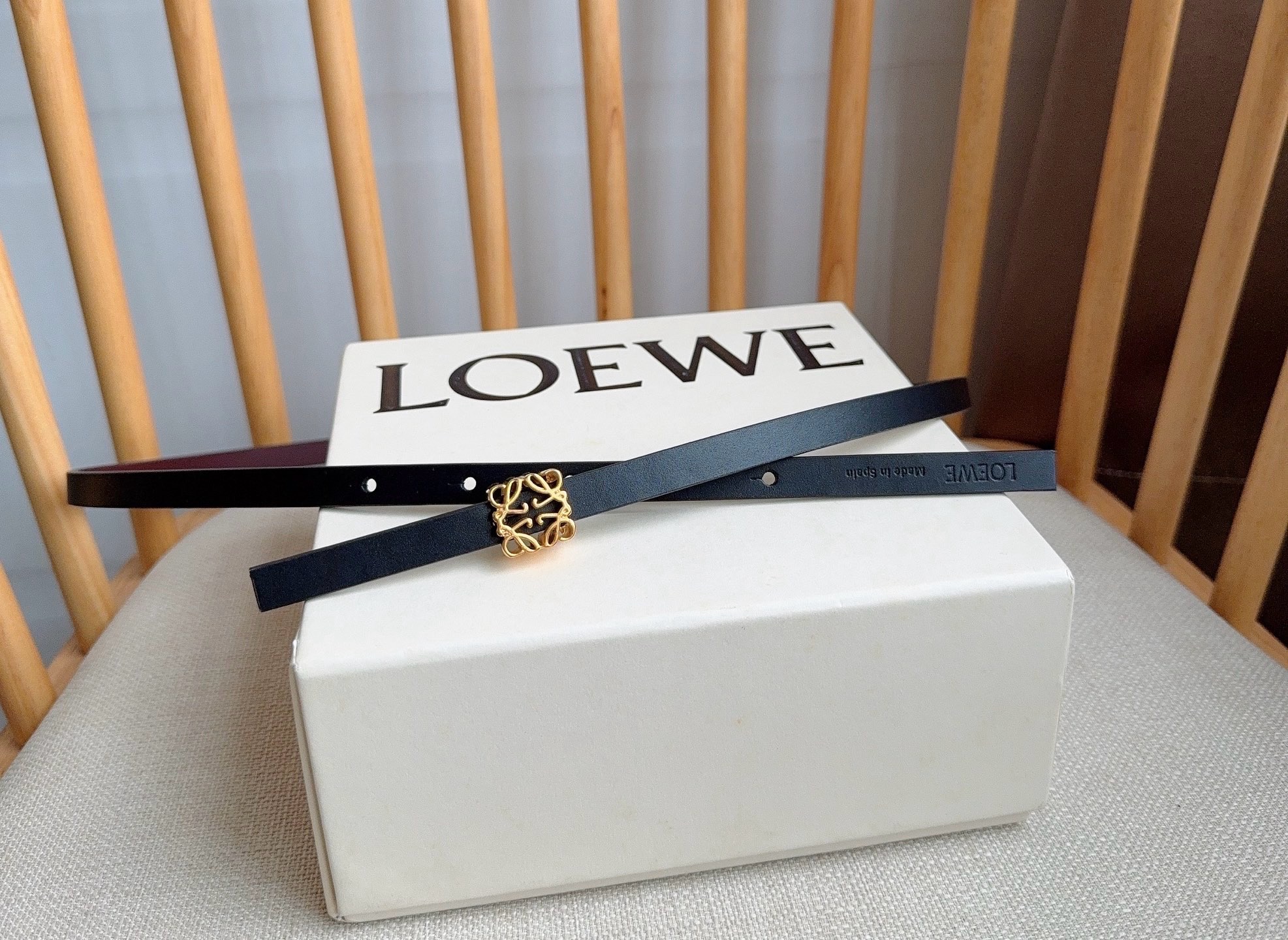 LOEWE （罗意威）专柜最新同款腰带[庆祝][庆祝]  选用光滑牛皮革双面腰带   亮面Anagram立方体针扣 五孔