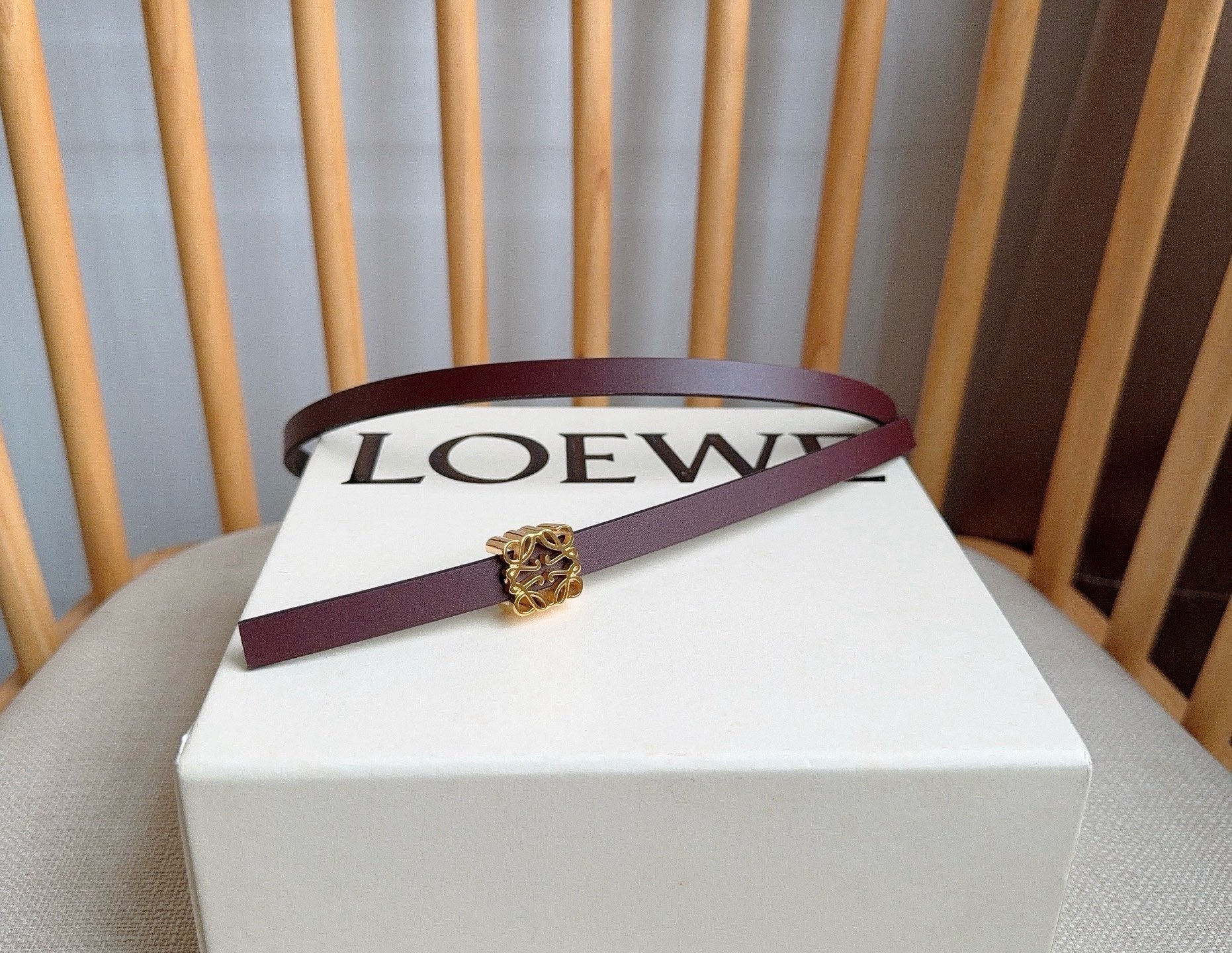 LOEWE （罗意威）专柜最新同款腰带[庆祝][庆祝]  选用光滑牛皮革双面腰带   亮面Anagram立方体针扣 五孔