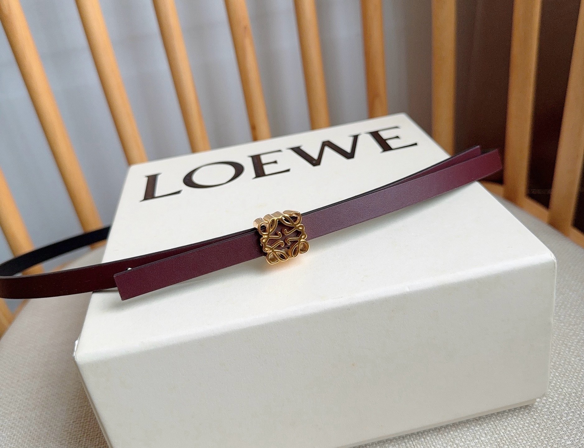 LOEWE （罗意威）专柜最新同款腰带[庆祝][庆祝]  选用光滑牛皮革双面腰带   亮面Anagram立方体针扣 五孔