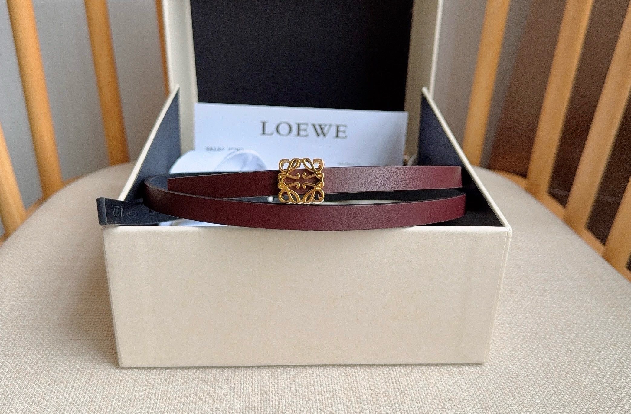 LOEWE （罗意威）专柜最新同款腰带[庆祝][庆祝]  选用光滑牛皮革双面腰带   亮面Anagram立方体针扣 五孔
