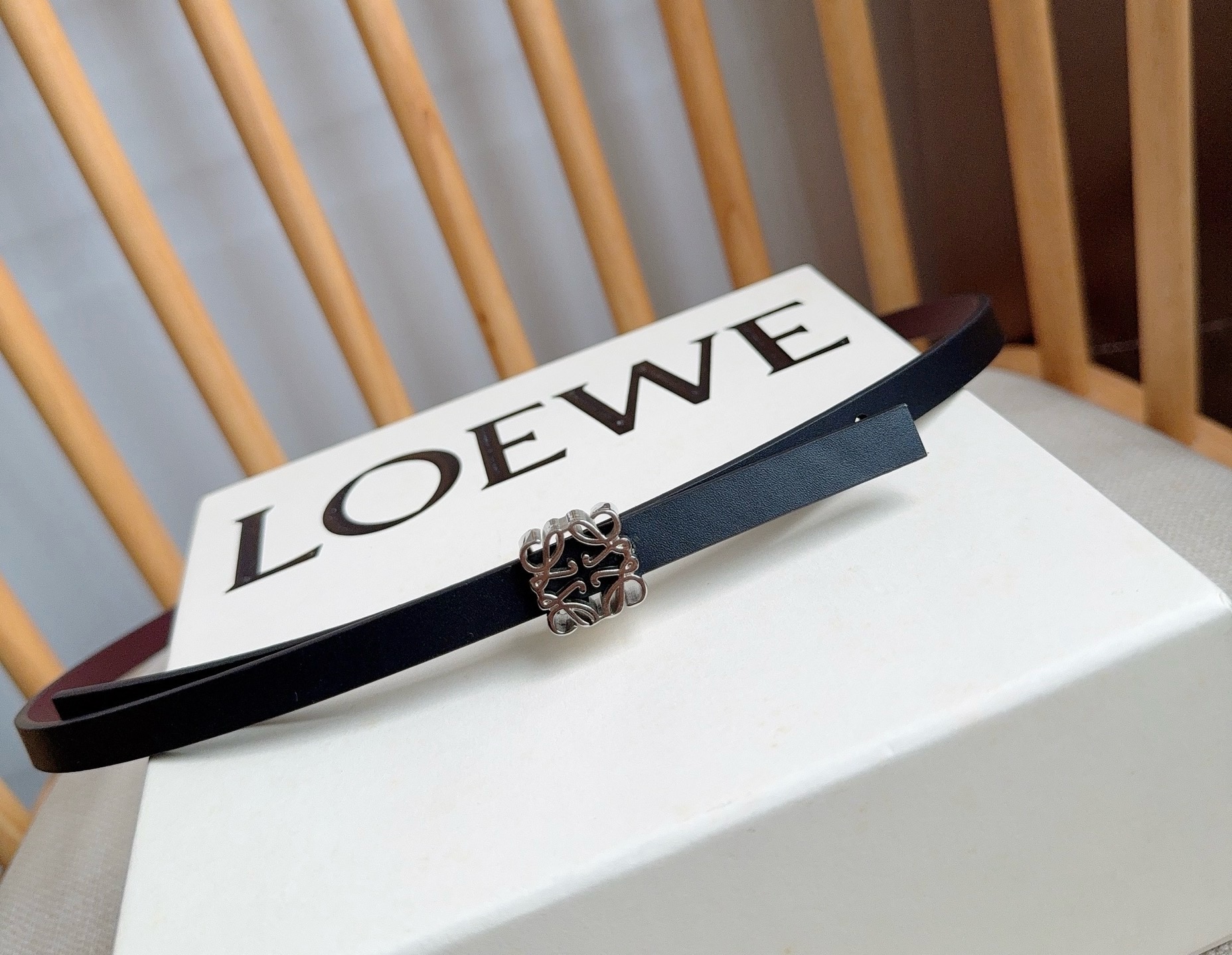 LOEWE （罗意威）专柜最新同款腰带[庆祝][庆祝]  选用光滑牛皮革双面腰带   亮面Anagram立方体针扣 五孔