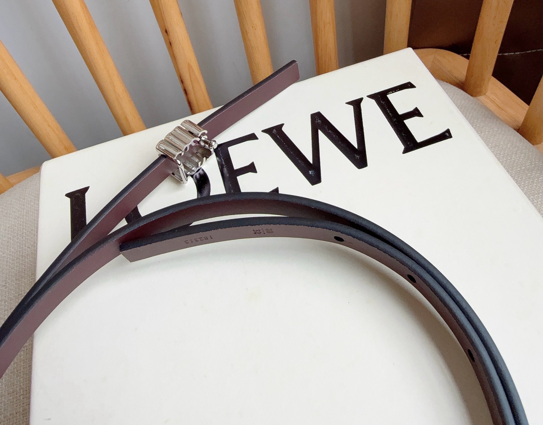 LOEWE （罗意威）专柜最新同款腰带[庆祝][庆祝]  选用光滑牛皮革双面腰带   亮面Anagram立方体针扣 五孔