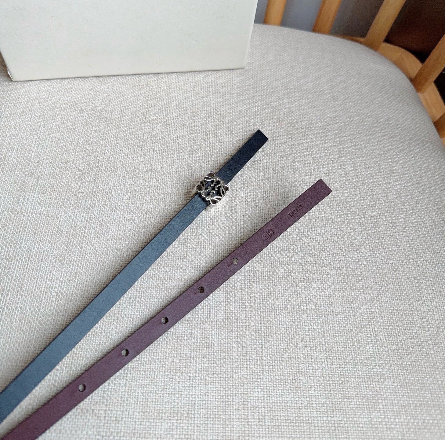 LOEWE （罗意威）专柜最新同款腰带[庆祝][庆祝]  选用光滑牛皮革双面腰带   亮面Anagram立方体针扣 五孔